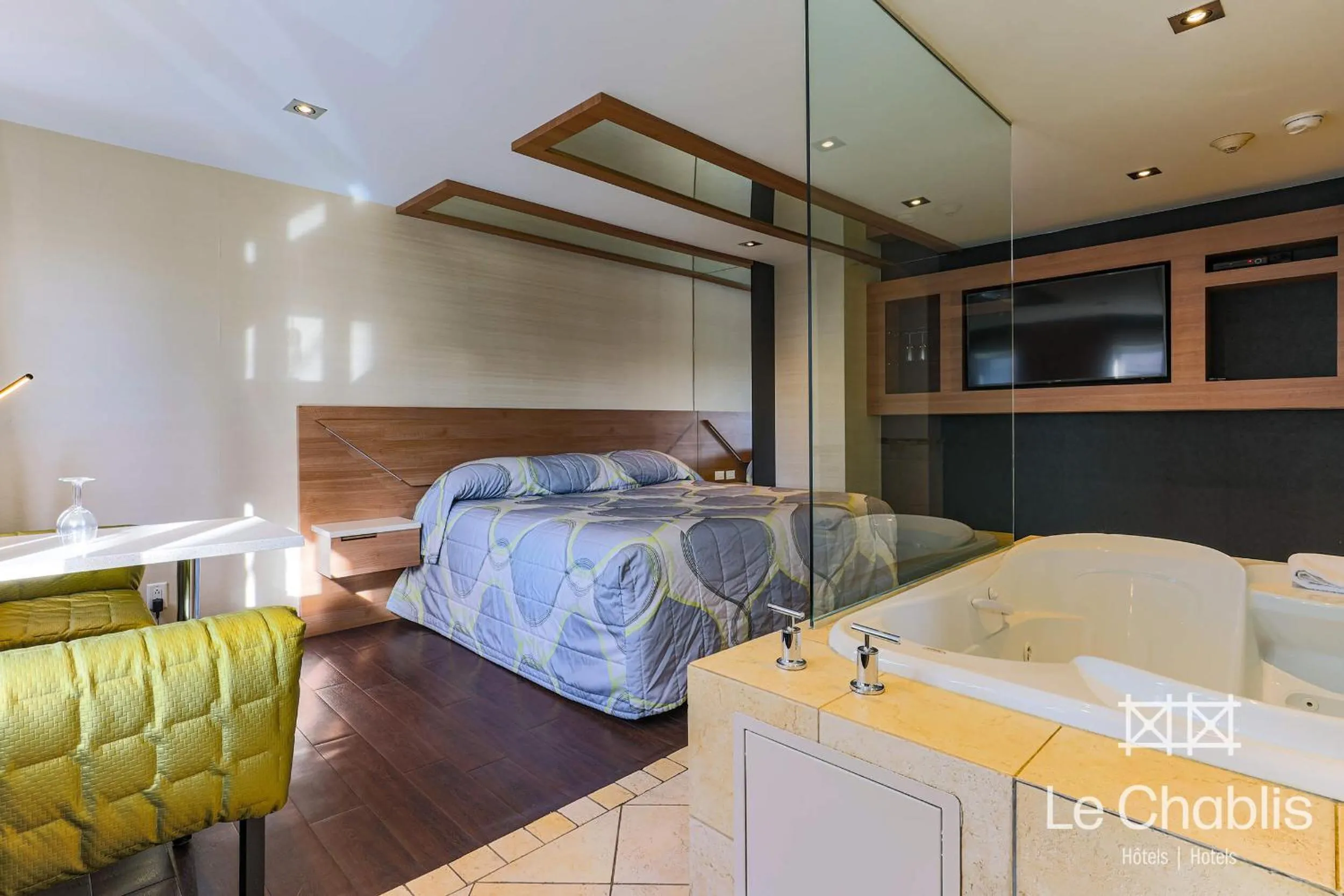 Bed in Hotel Le Chablis Cadillac