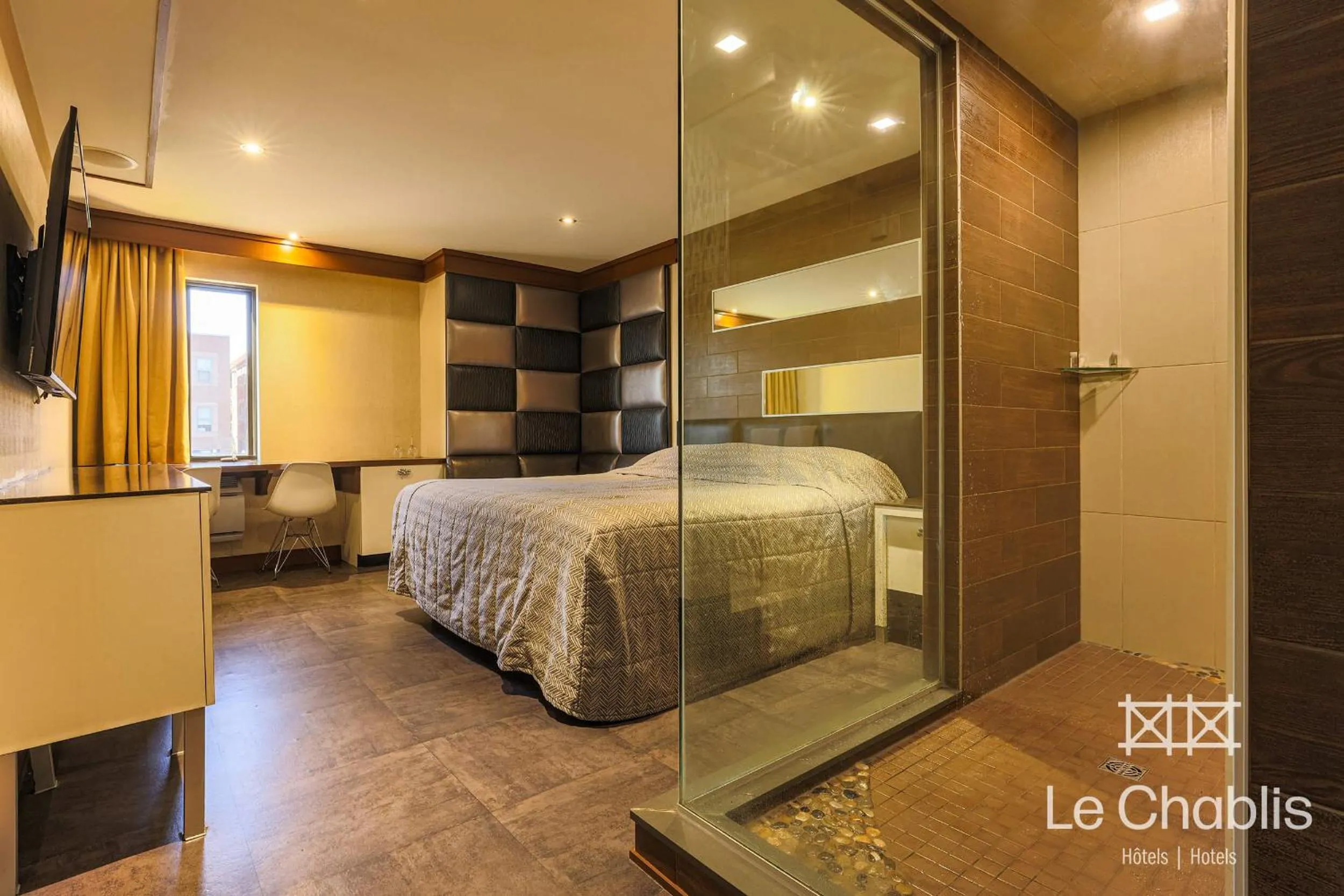 Bed in Hotel Le Chablis Cadillac