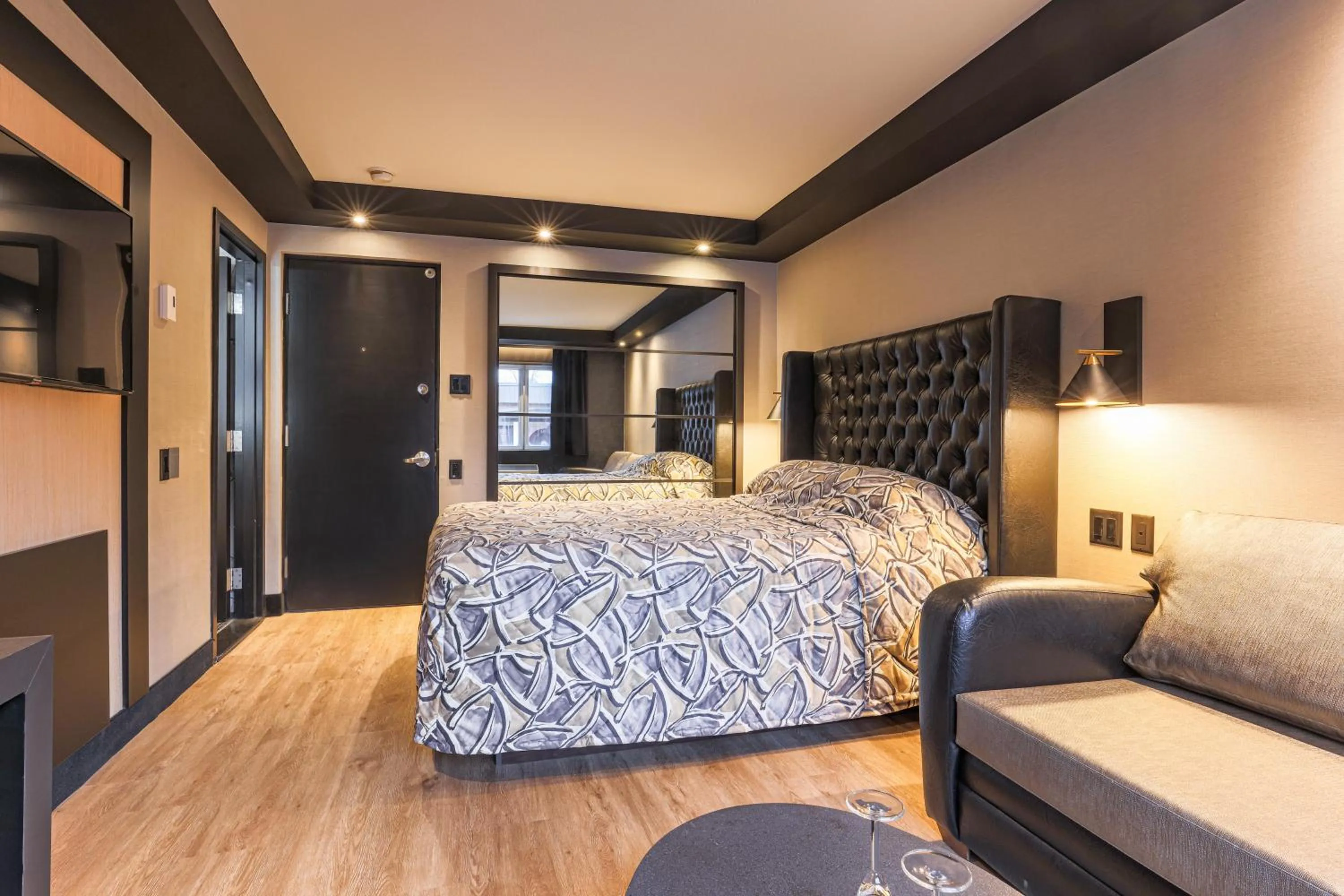 Bed in Hotel Le Chablis Cadillac