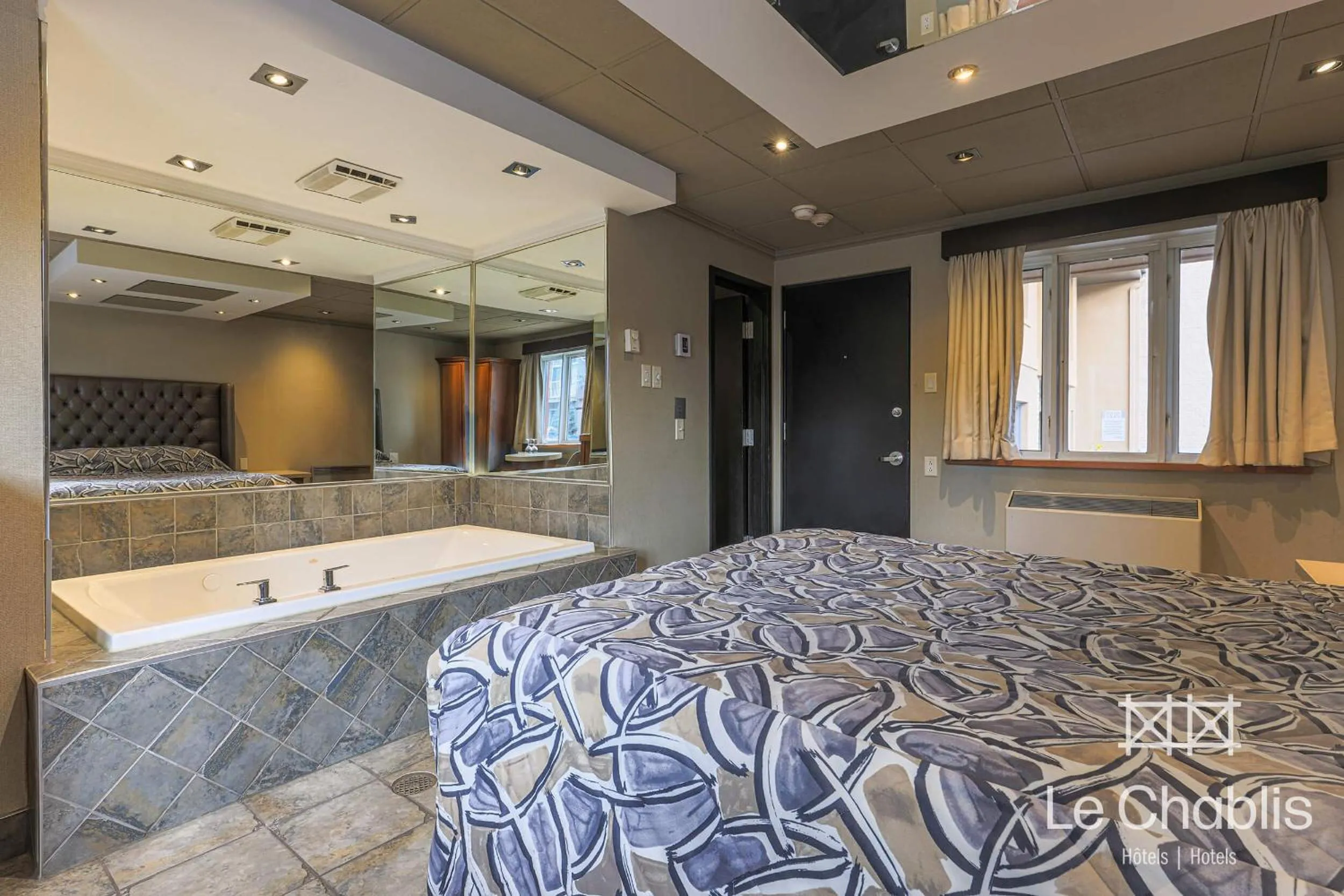 Bed in Hotel Le Chablis Cadillac