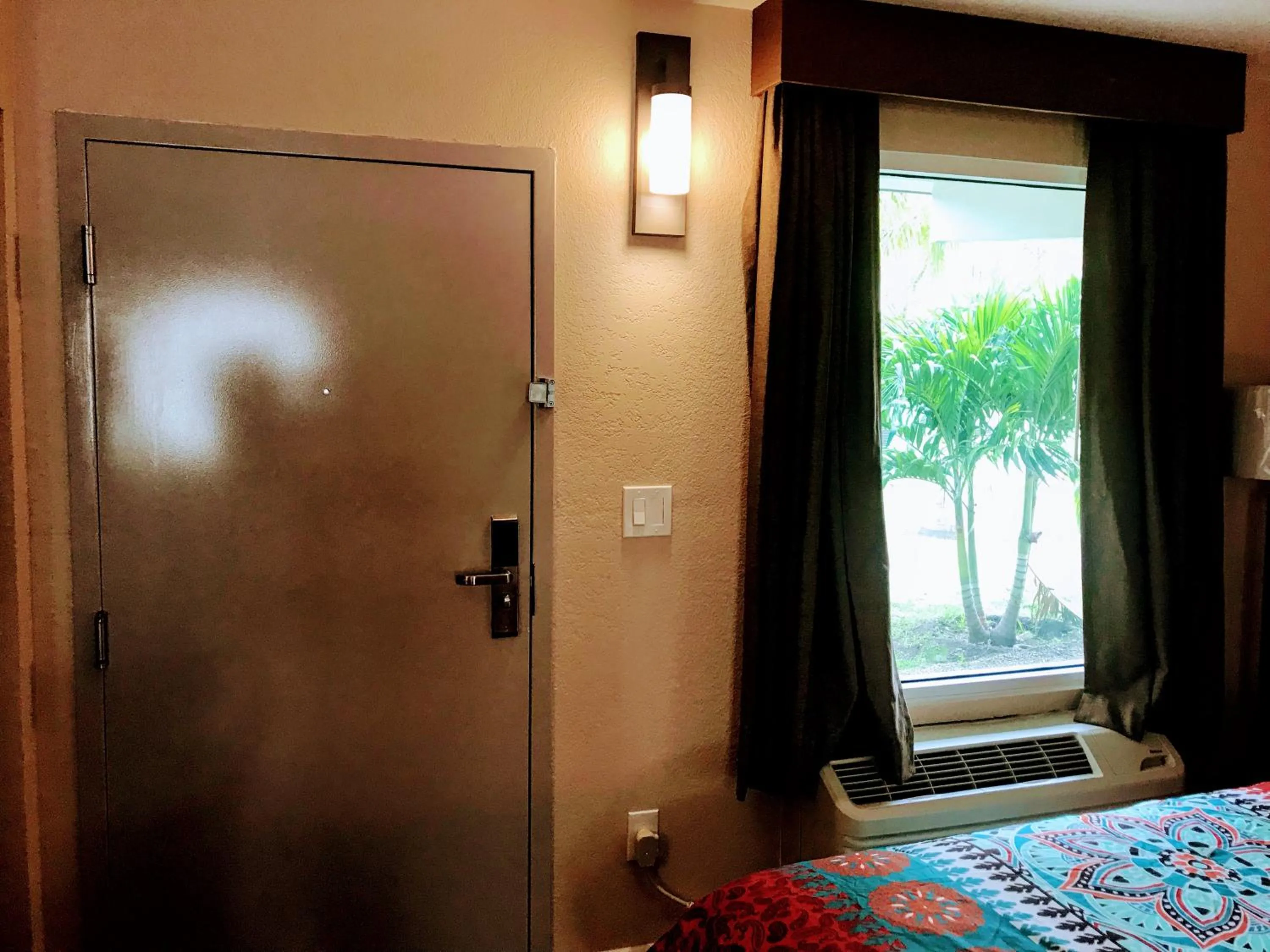 Bedroom, Bed in Tropical Inn & Suites, downtown clearwater