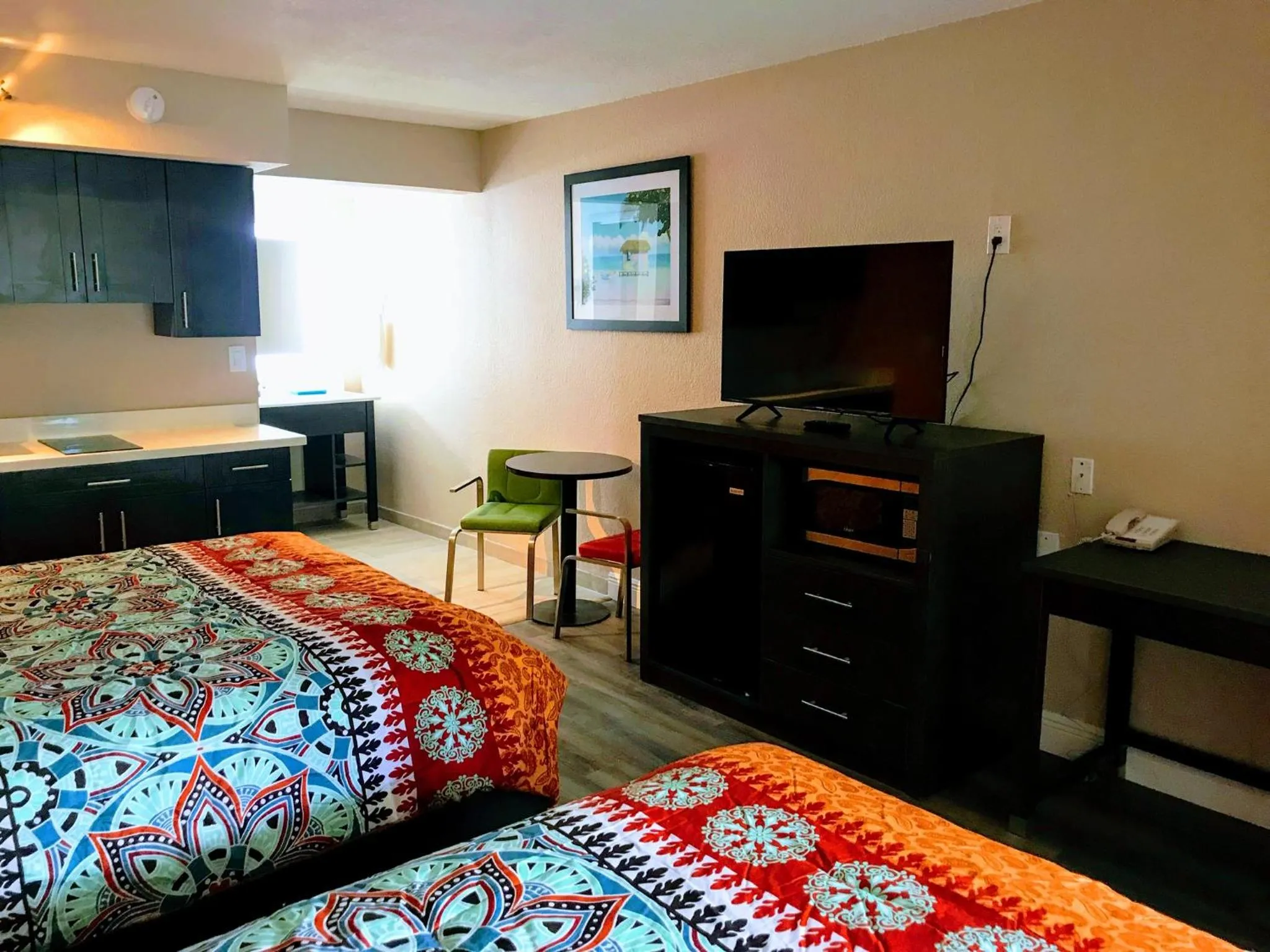 Communal lounge/ TV room, Bed in Tropical Inn & Suites, downtown clearwater