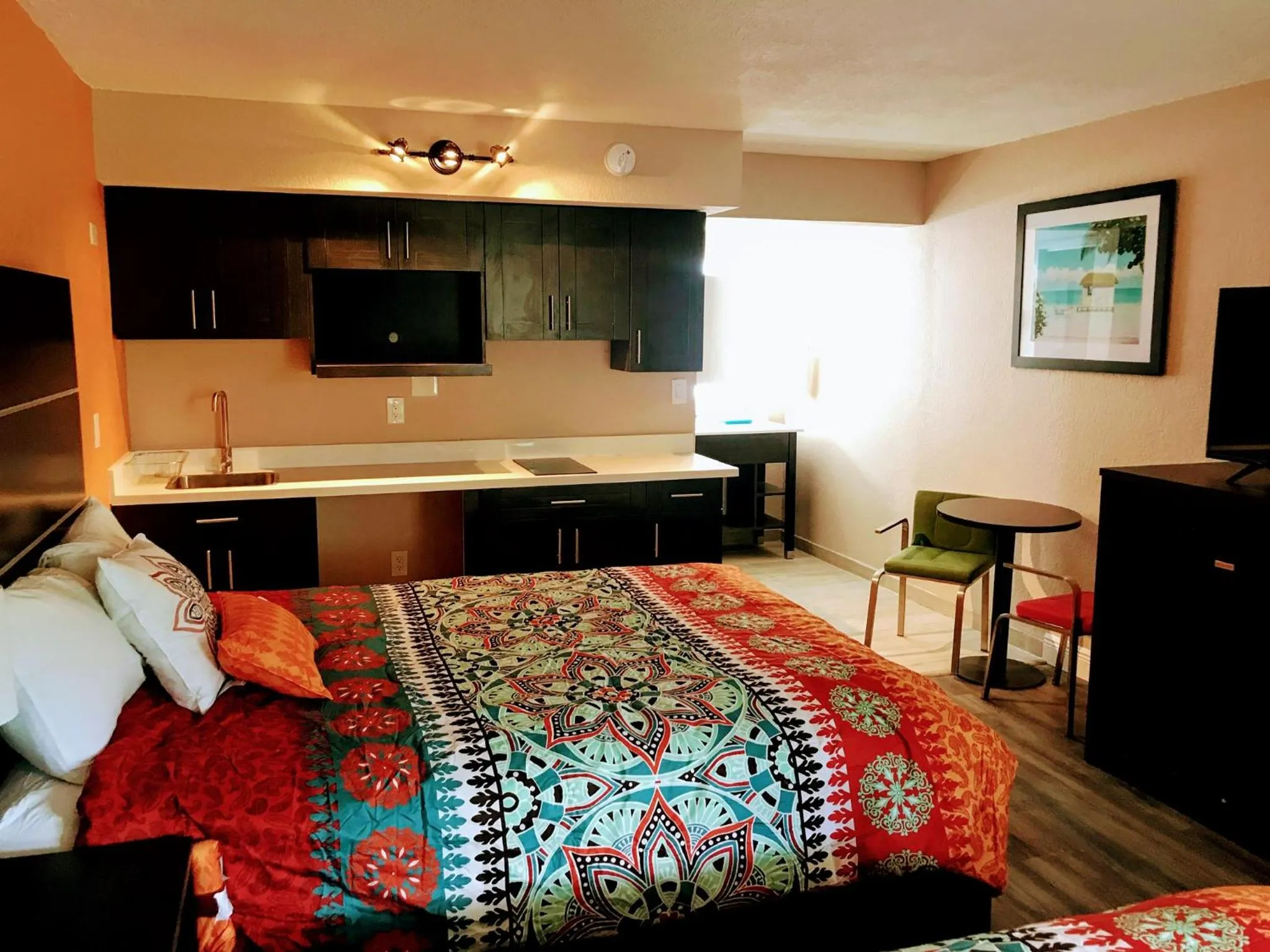 Kitchen or kitchenette, Bed in Tropical Inn & Suites, downtown clearwater