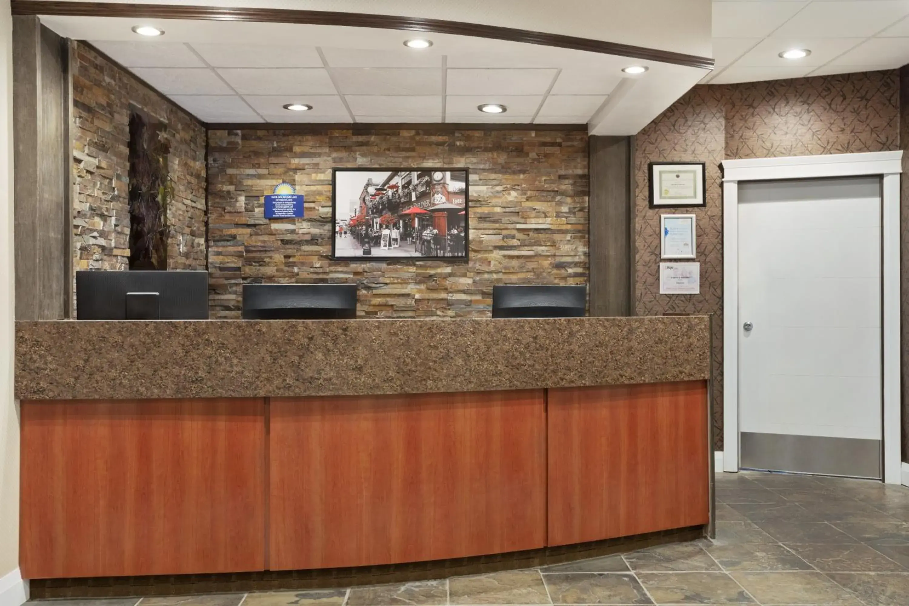 Lobby or reception in Days Inn by Wyndham Sylvan Lake Lobby or reception in Days Inn by Wyndham Sylvan Lake