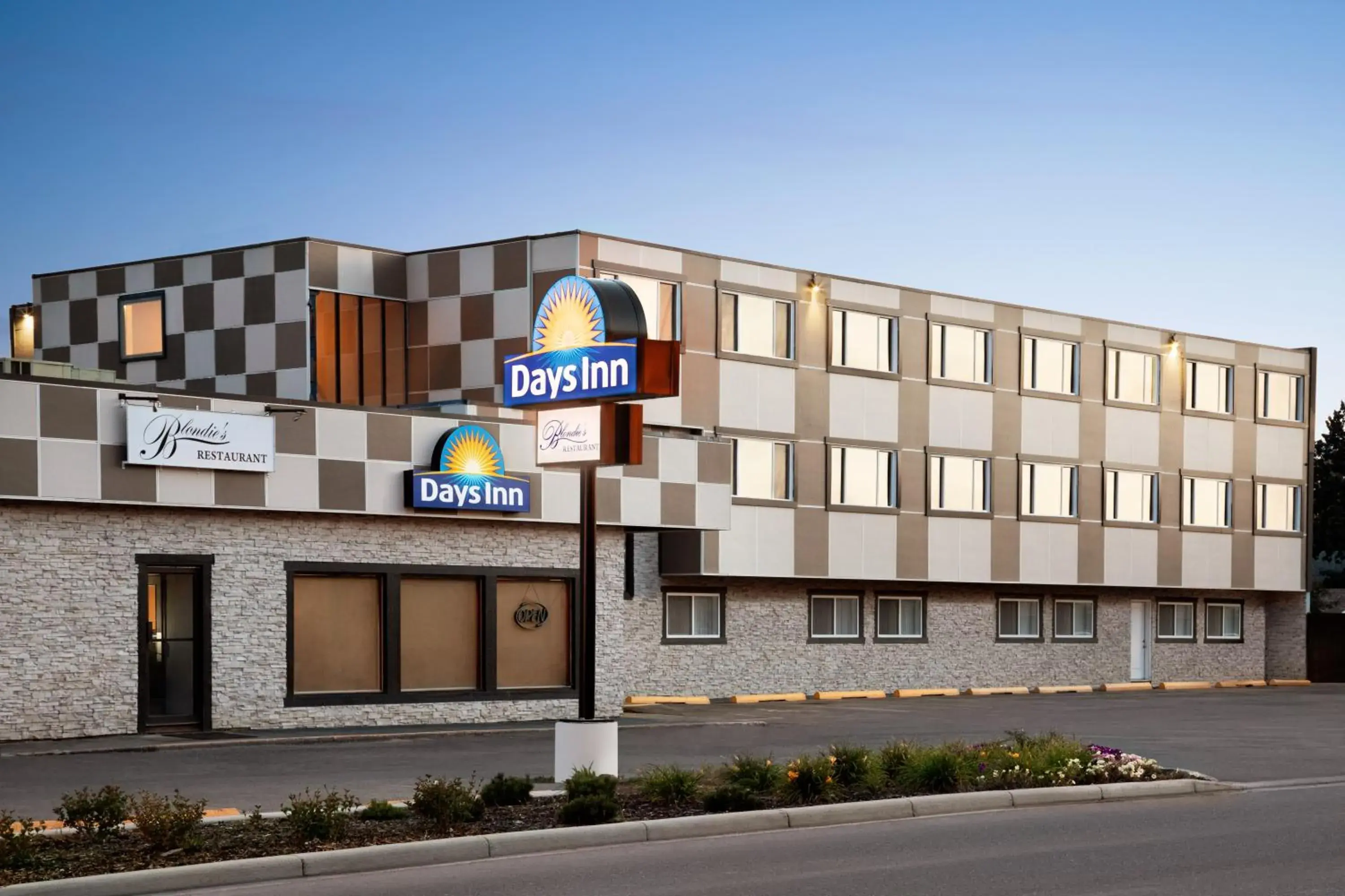 Facade/entrance in Days Inn by Wyndham Sylvan Lake Facade/entrance in Days Inn by Wyndham Sylvan Lake