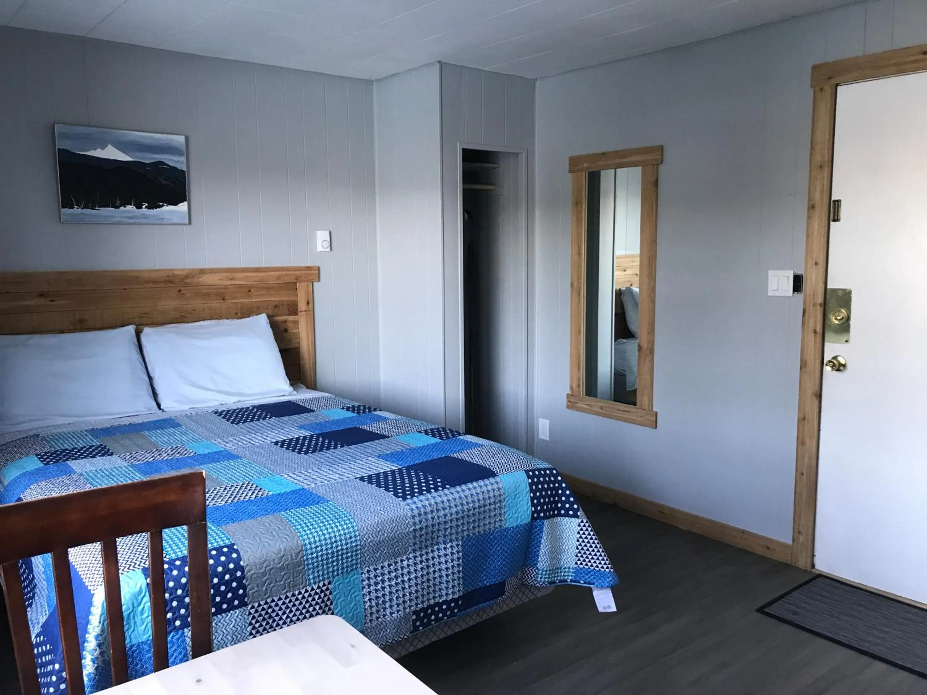 Bed in Jasper Way Inn Resort & Campground