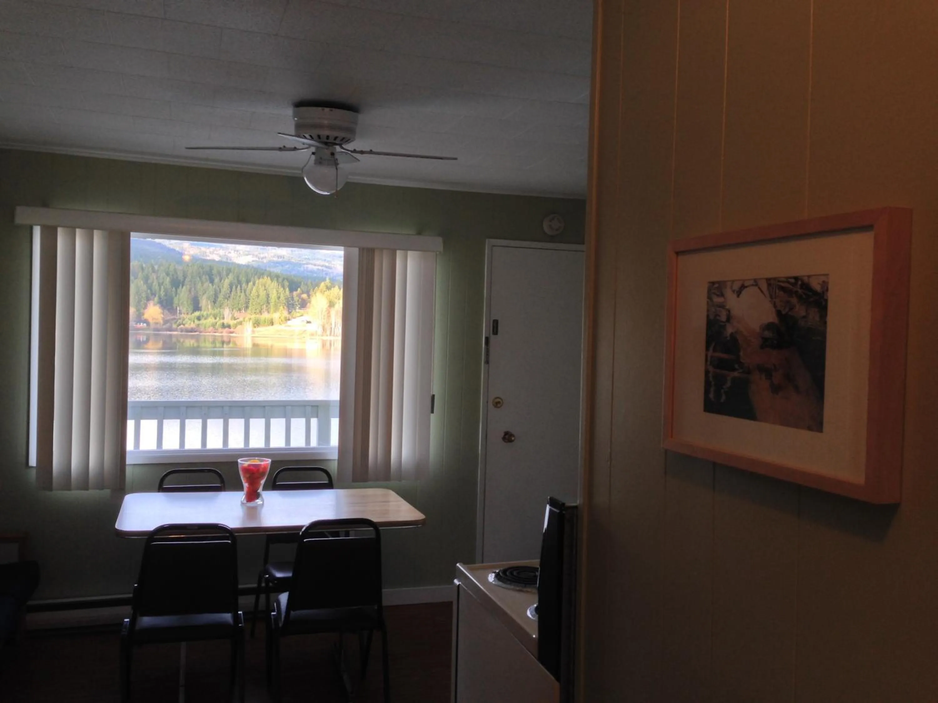 Dining area in Jasper Way Inn Resort & Campground