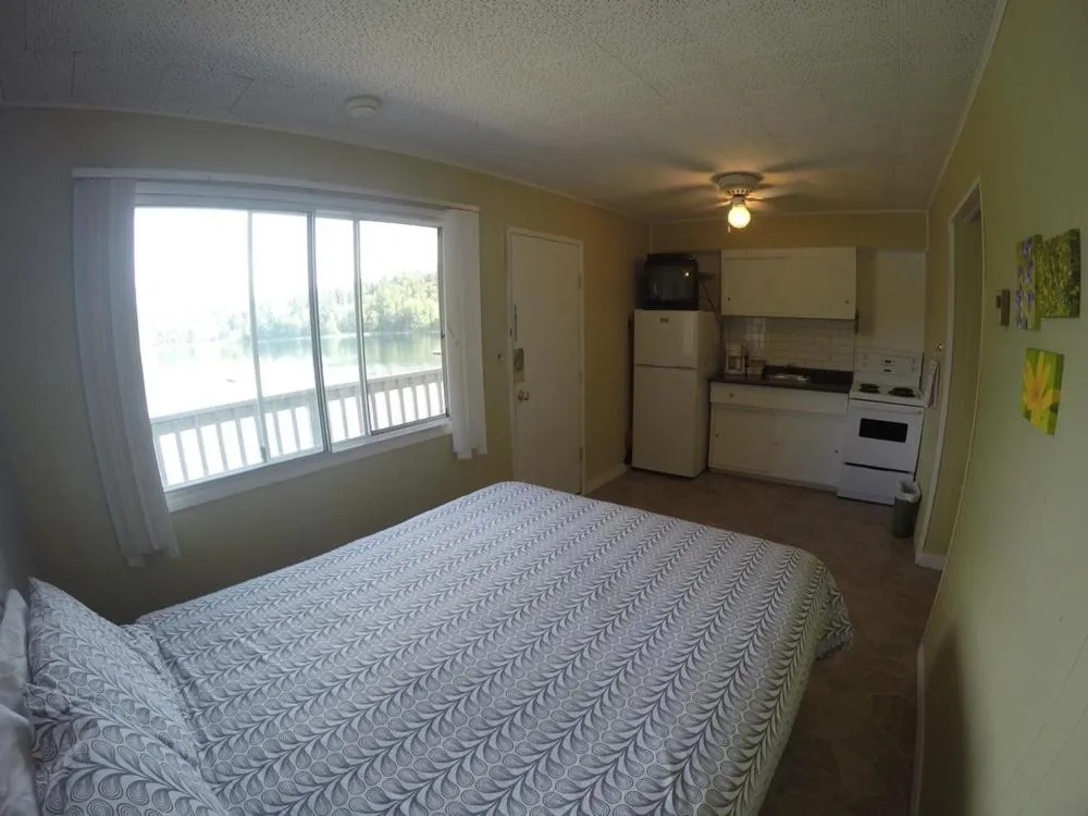 Bed in Jasper Way Inn Resort & Campground