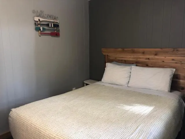 Bed in Jasper Way Inn Resort & Campground