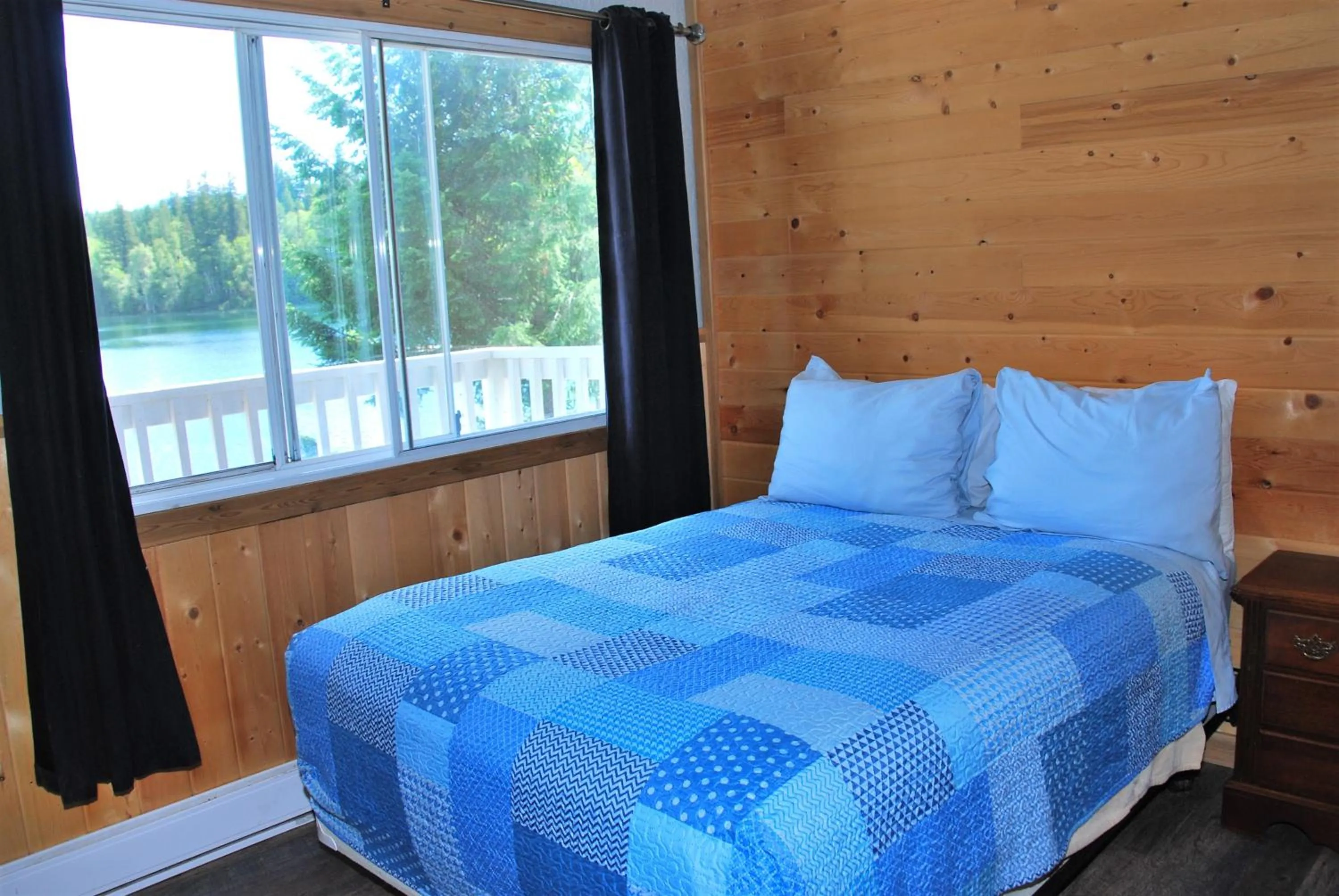 Bed in Jasper Way Inn Resort & Campground