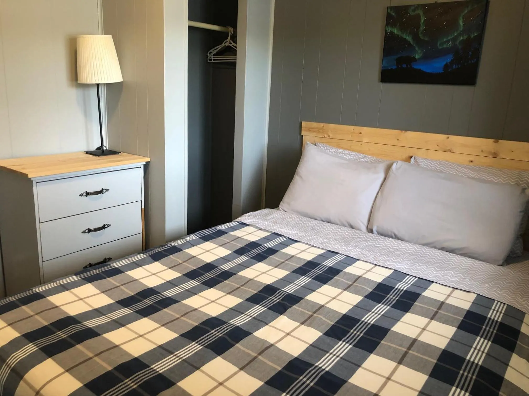 Bed in Jasper Way Inn Resort & Campground