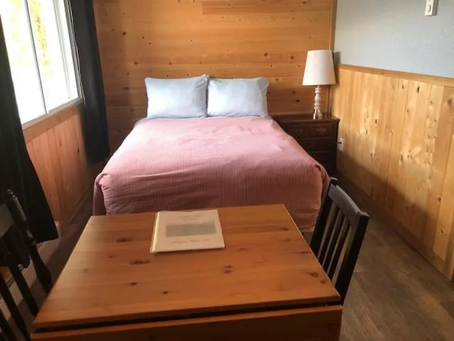 Bed in Jasper Way Inn Resort & Campground