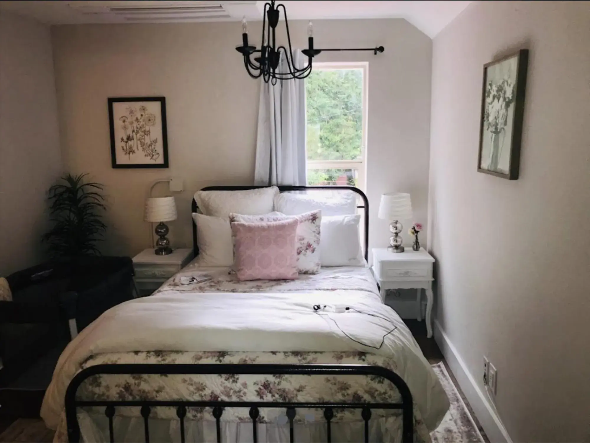 Double Room in The Farmhouse Inn & Kitchen, 2 blocks from Downtown Whitefish, Montana Double Room in The Farmhouse Inn & Kitchen, 2 blocks from Downtown Whitefish, Montana