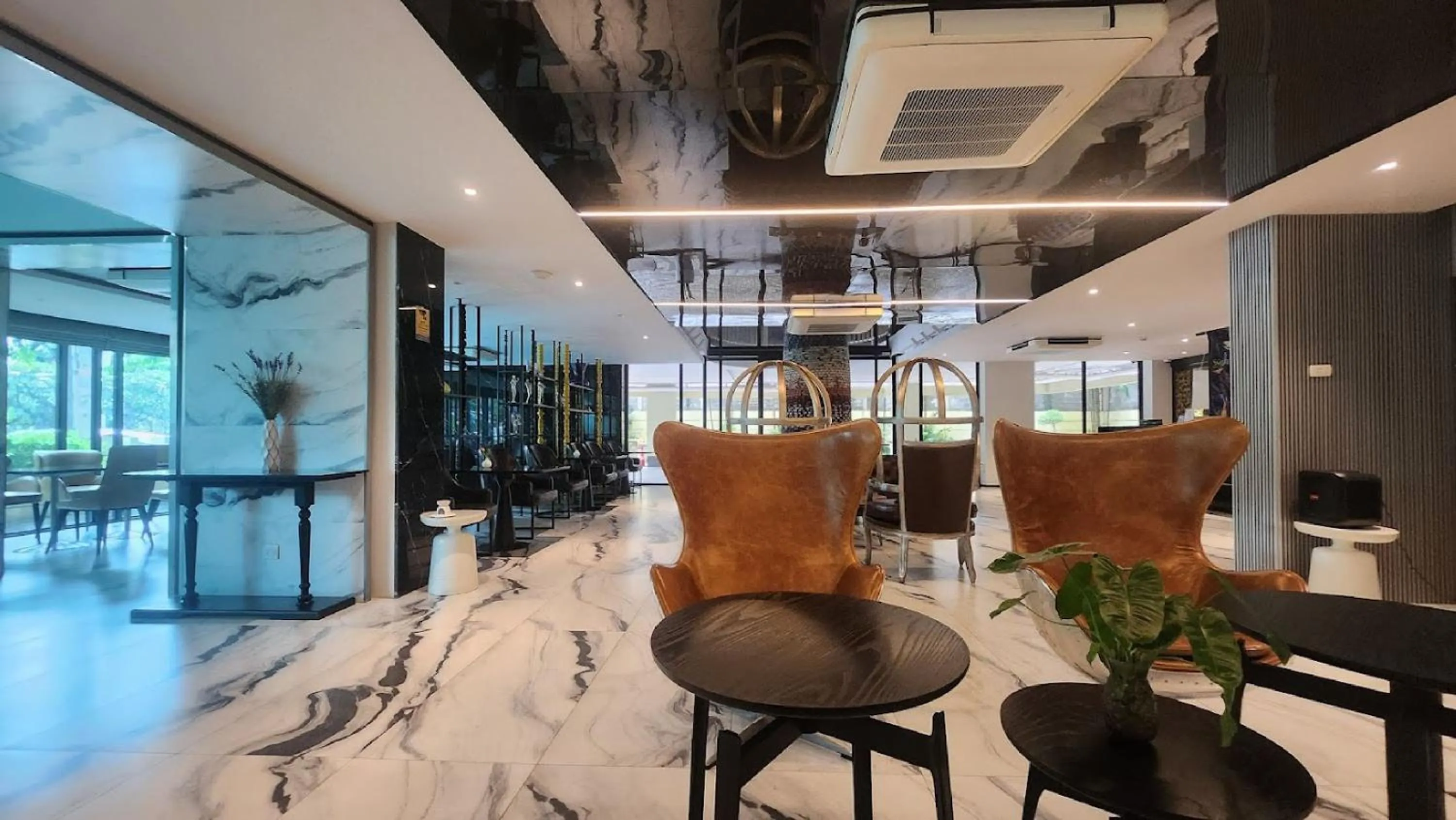 Lobby or reception in Palette Bella B All Suites Bangkok Hotel