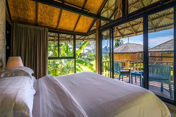 Patio, Bed in Tinidee Hideaway Tonsai Beach Krabi