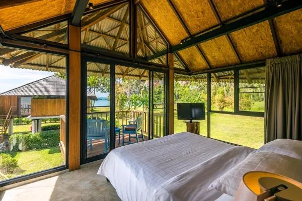 Patio, Bed in Tinidee Hideaway Tonsai Beach Krabi