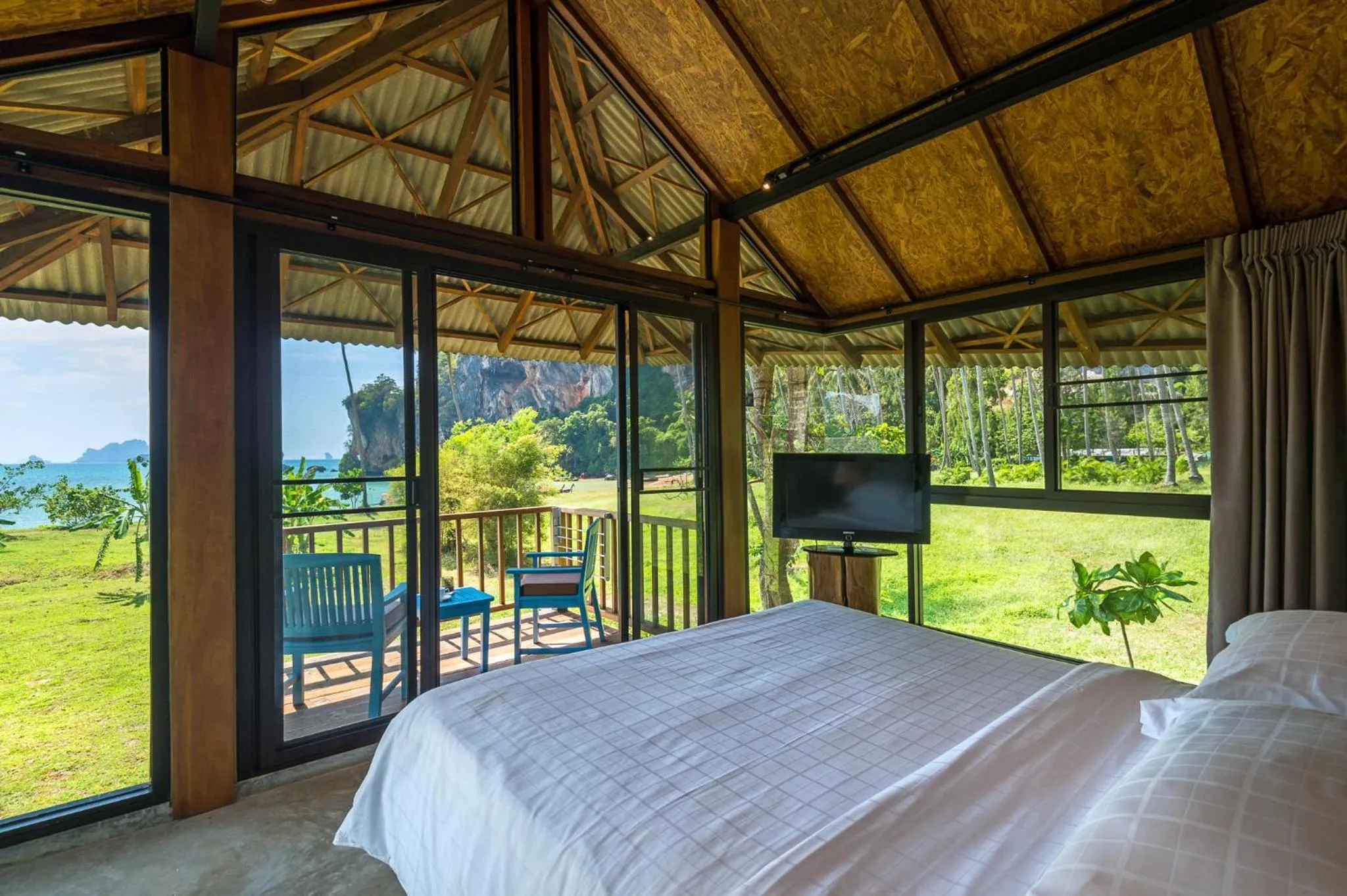 Communal lounge/ TV room, Bed in Tinidee Hideaway Tonsai Beach Krabi