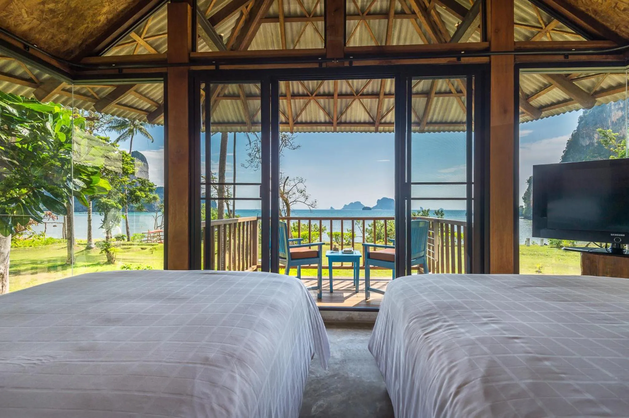 Communal lounge/ TV room, Bed in Tinidee Hideaway Tonsai Beach Krabi