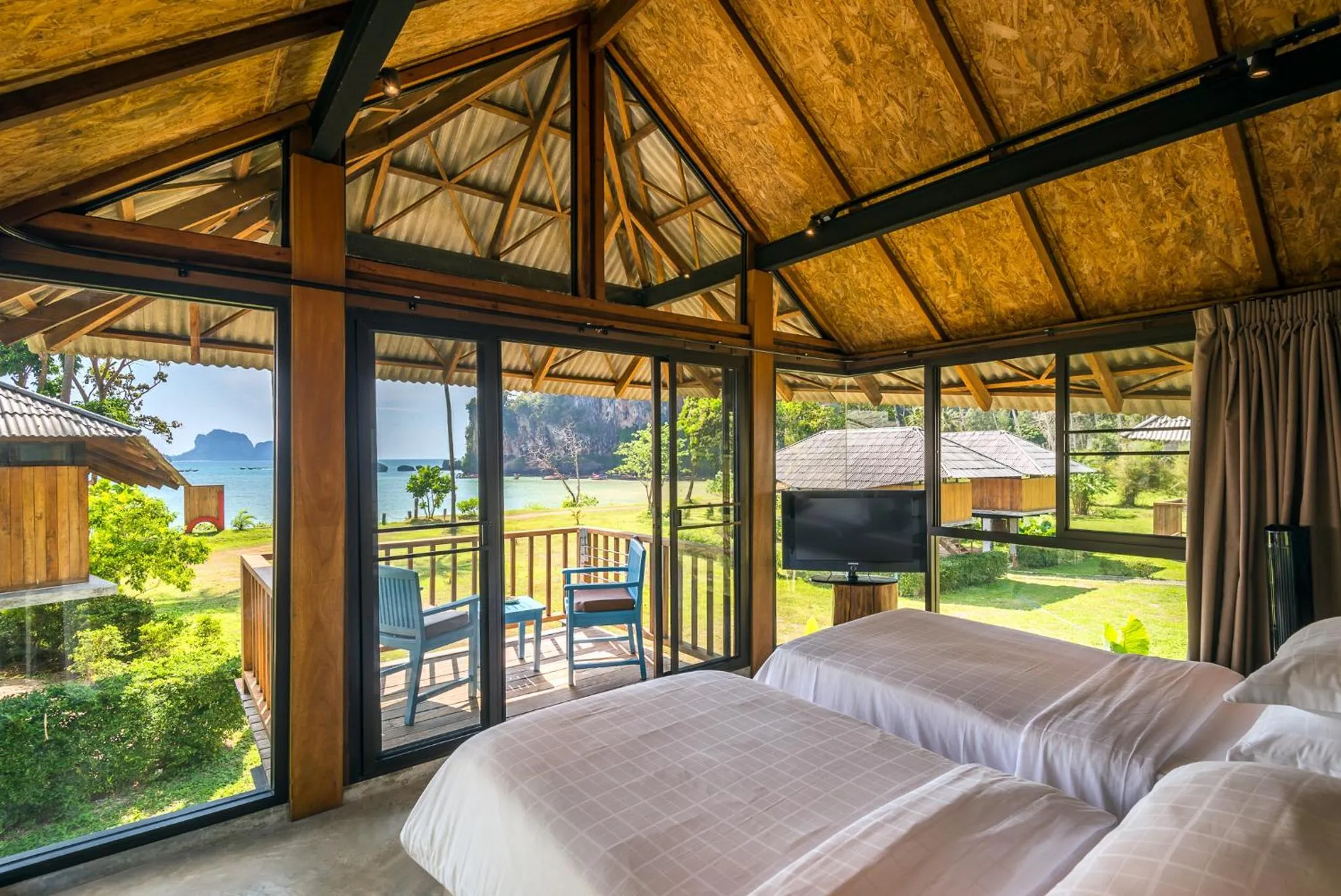 Patio, Bed in Tinidee Hideaway Tonsai Beach Krabi