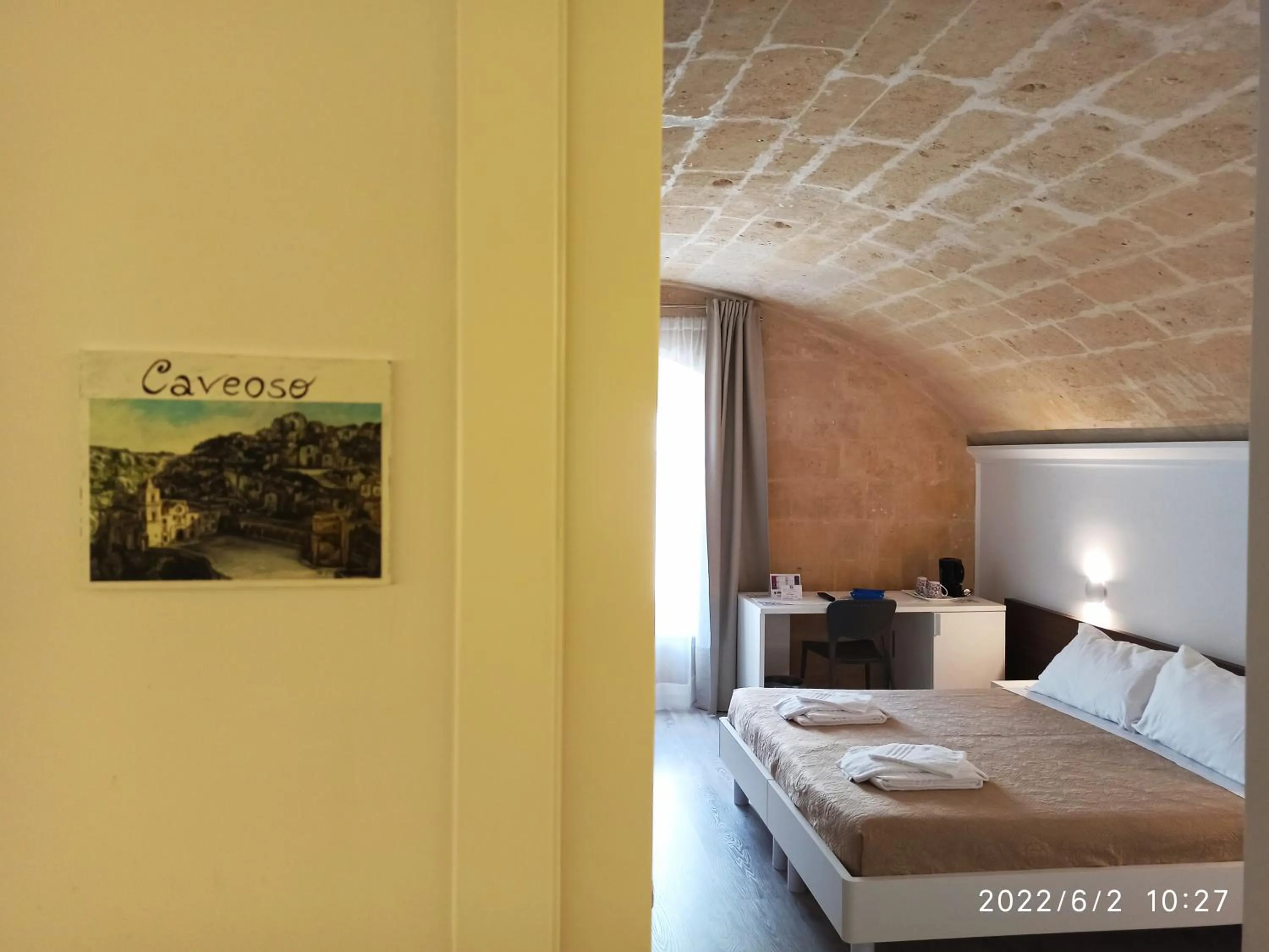 Photo of the whole room, Bed in In & Out Matera