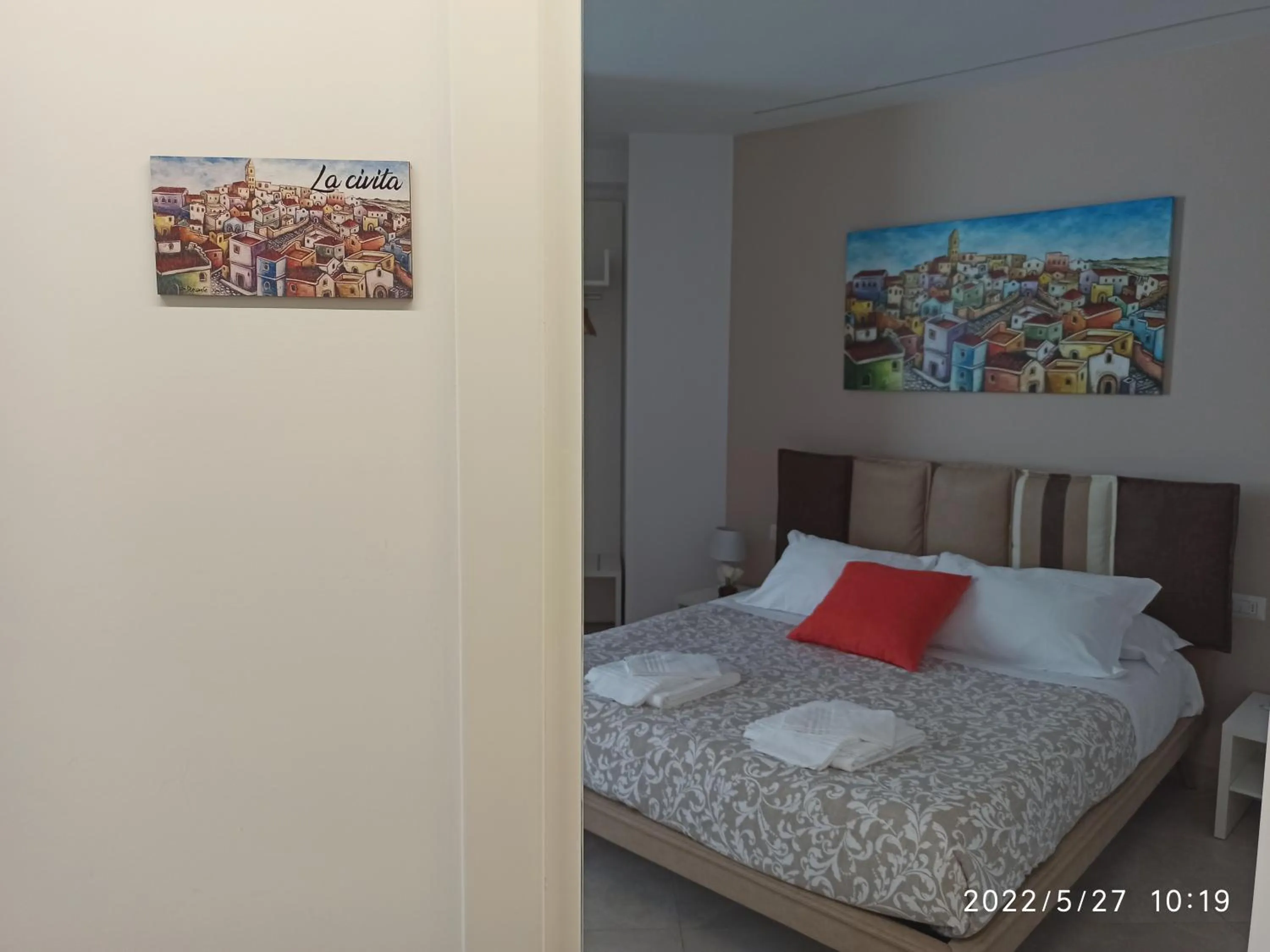 Photo of the whole room, Bed in In & Out Matera