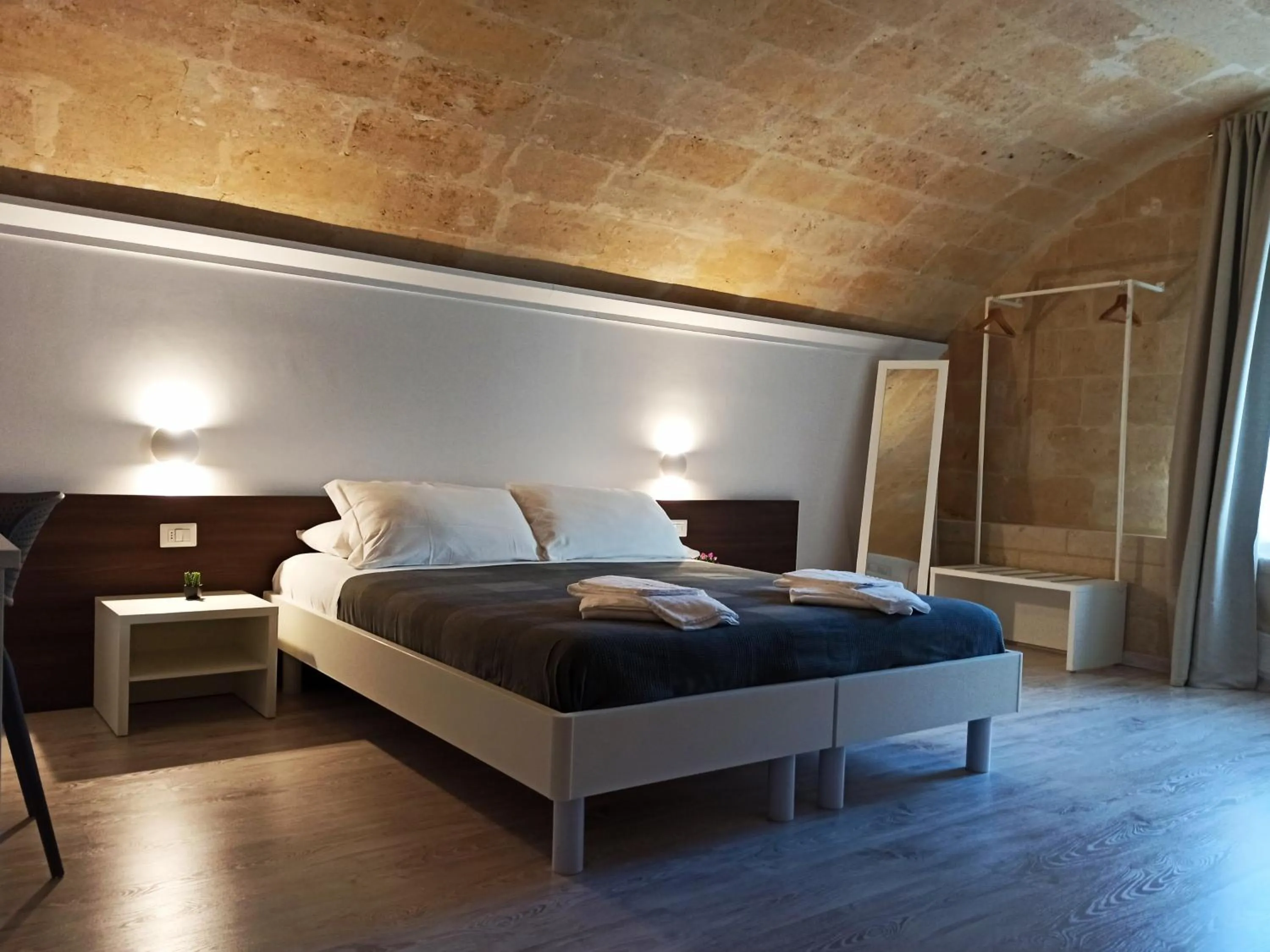 Photo of the whole room, Bed in In & Out Matera