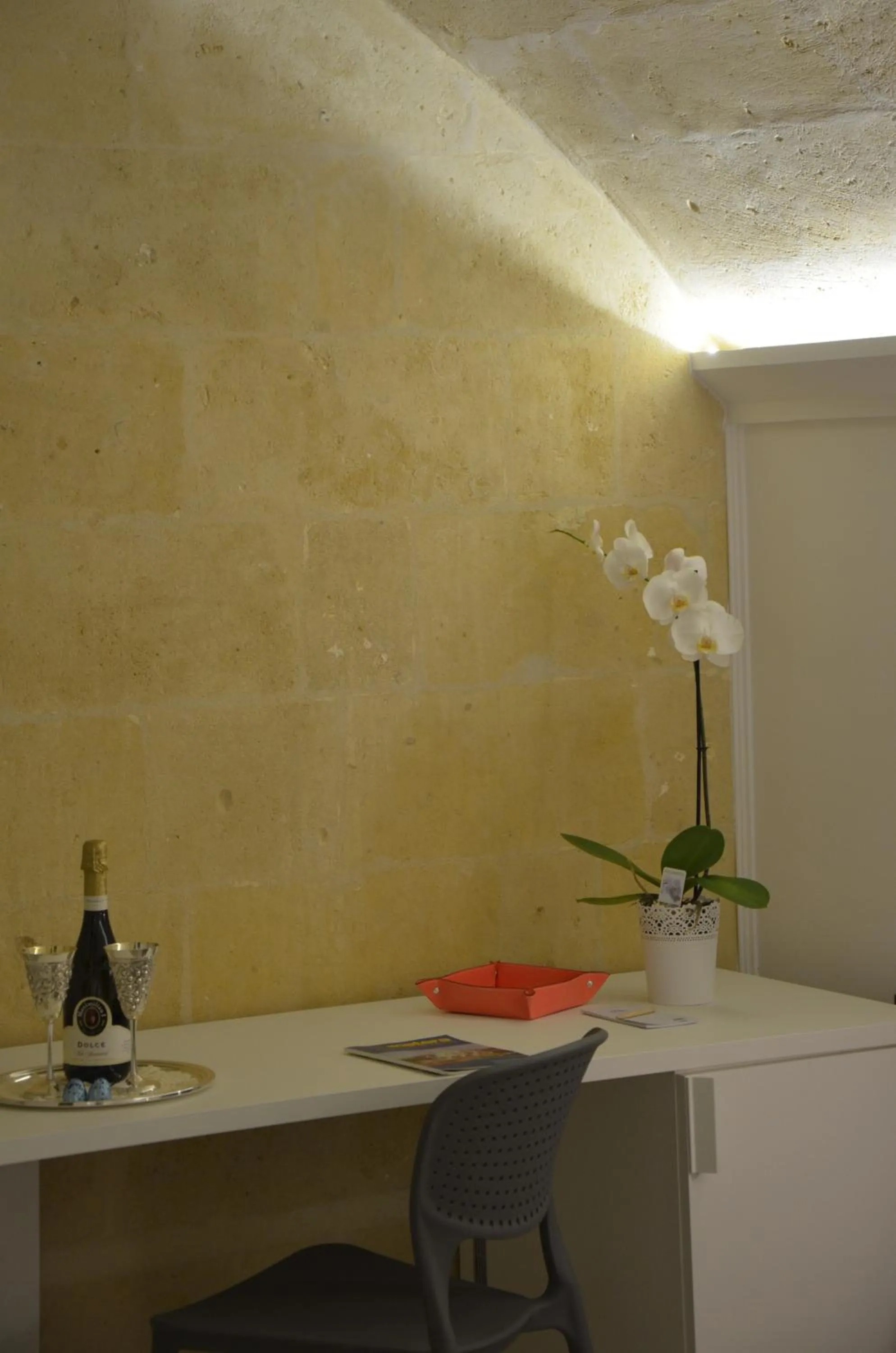 Photo of the whole room in In & Out Matera