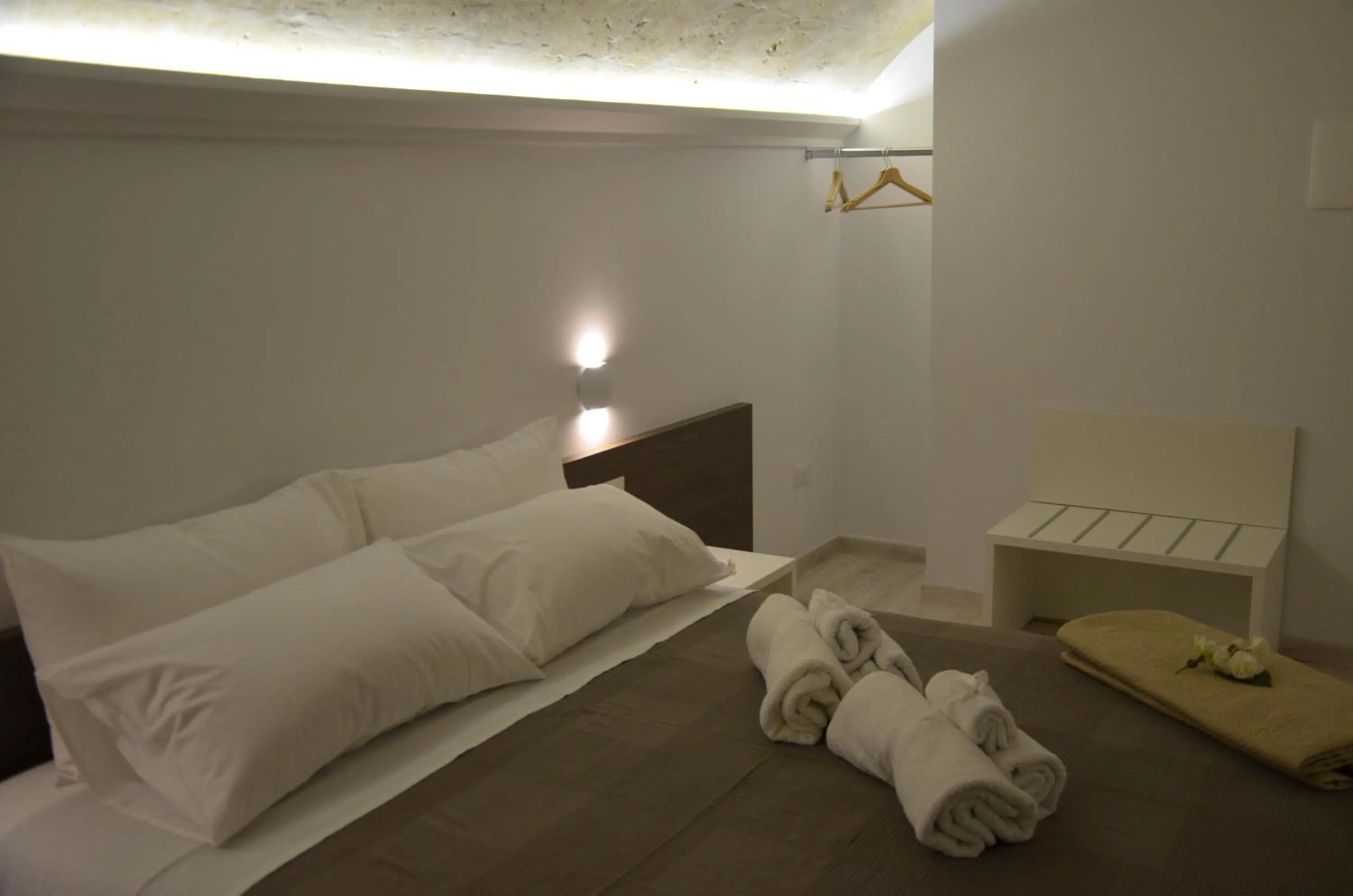 Photo of the whole room, Bed in In & Out Matera