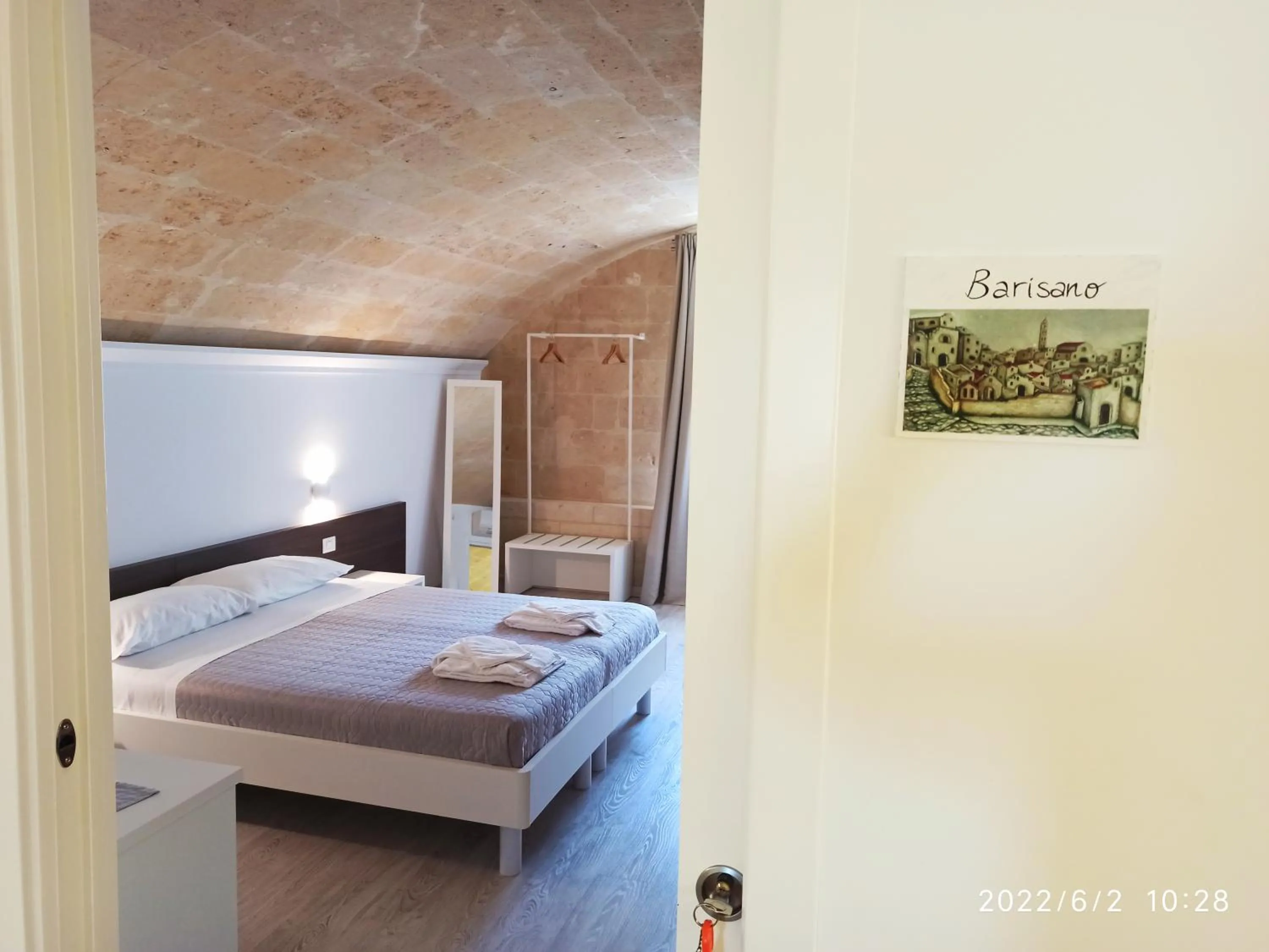 Photo of the whole room, Bed in In & Out Matera