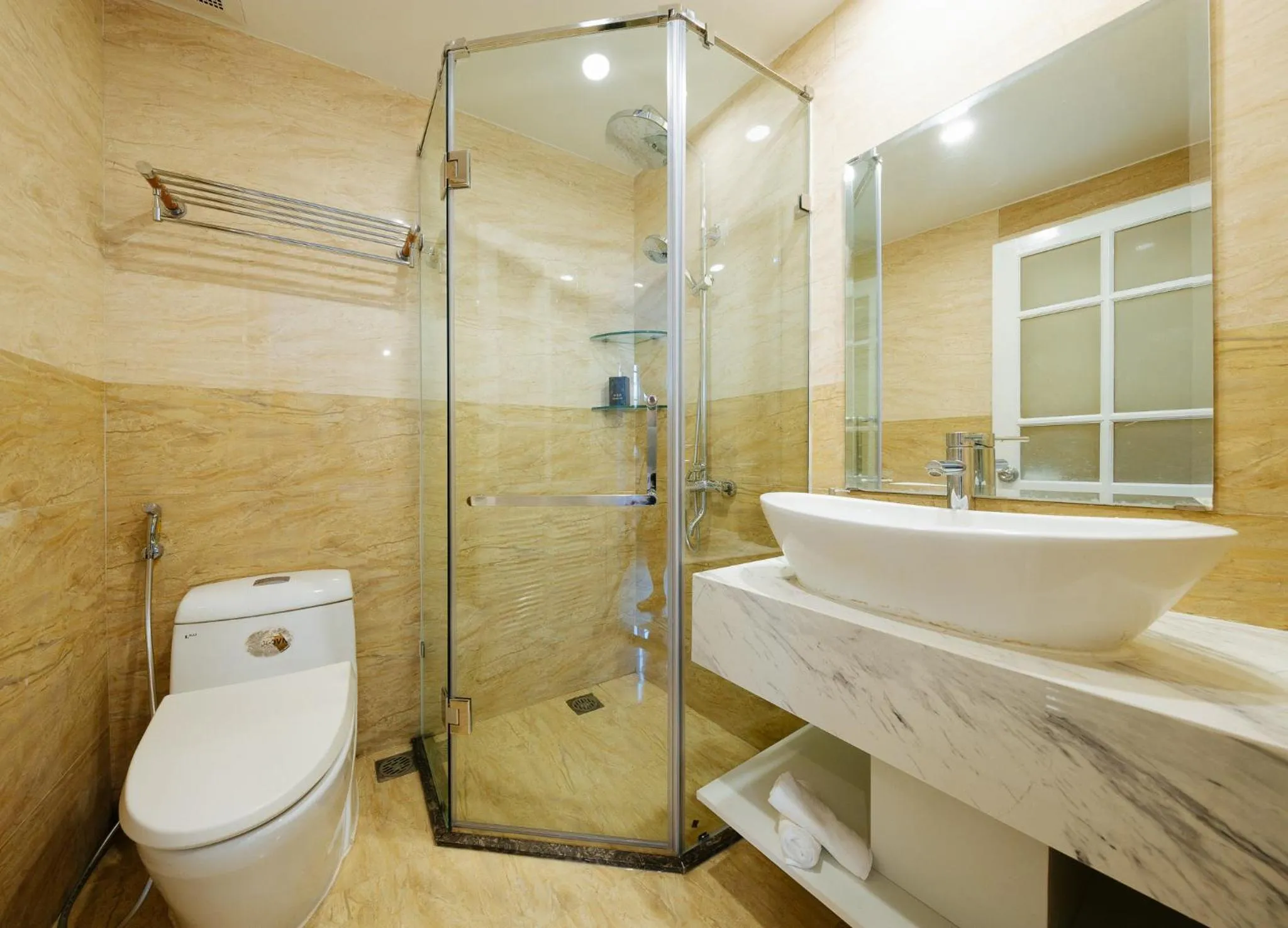 Shower in Su Casa Hanoi Old Quarter