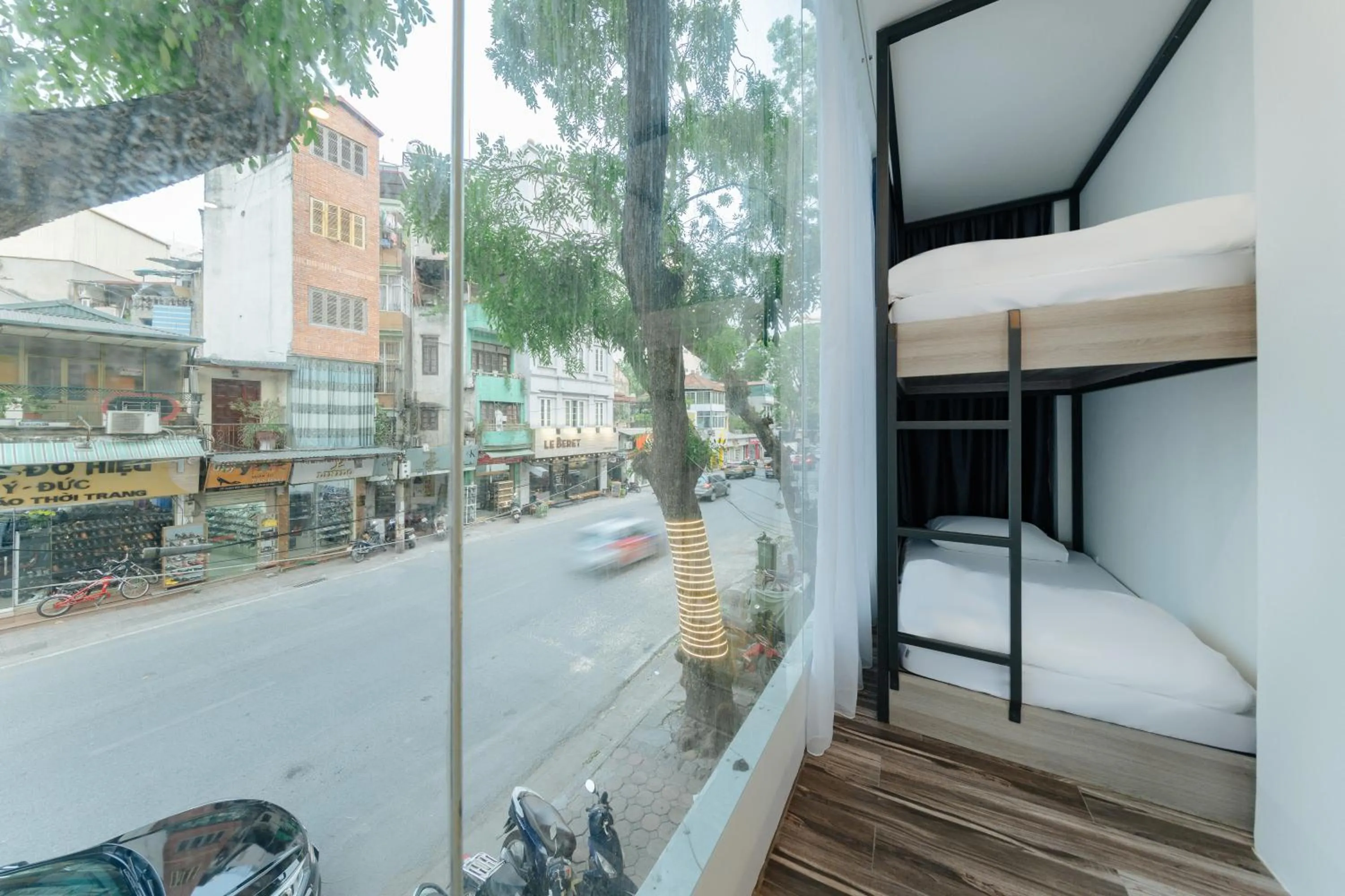 Street view, Bed in Su Casa Hanoi Old Quarter