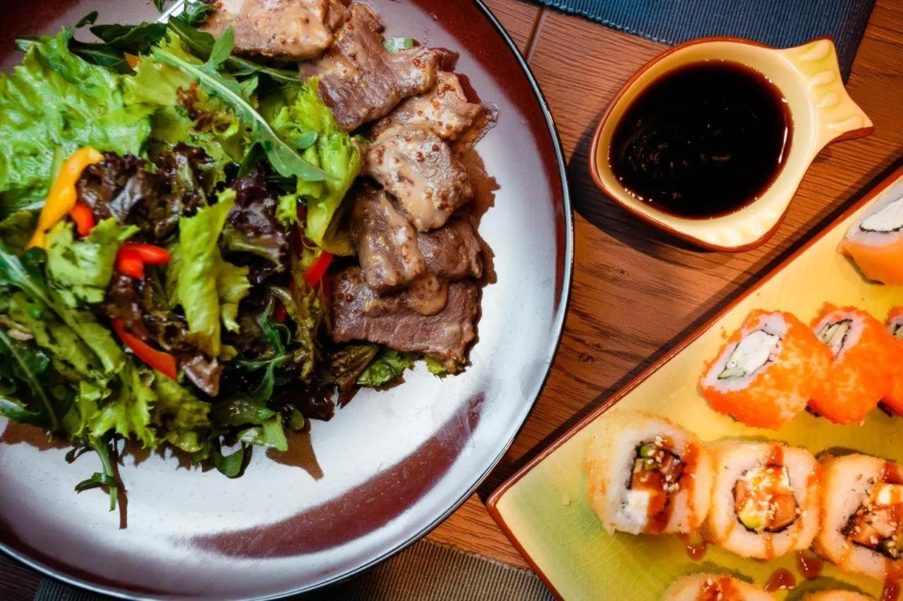 Restaurant/places to eat in Royal Plus Hotel