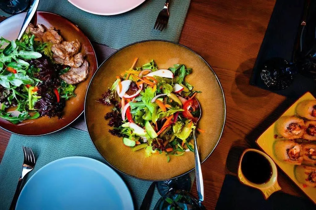 Restaurant/places to eat in Royal Plus Hotel