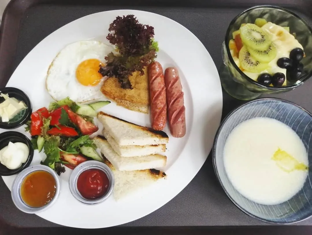 Restaurant/places to eat in Royal Plus Hotel