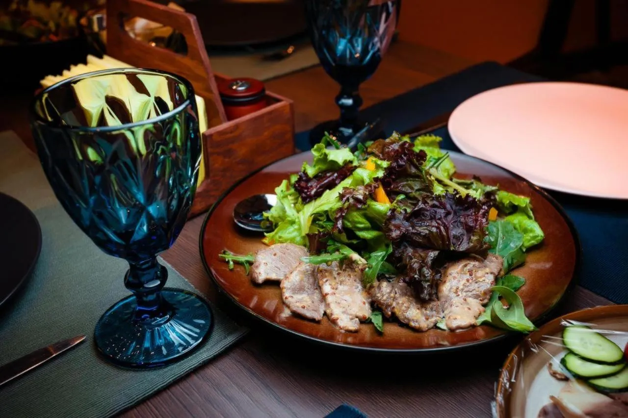 Restaurant/places to eat in Royal Plus Hotel