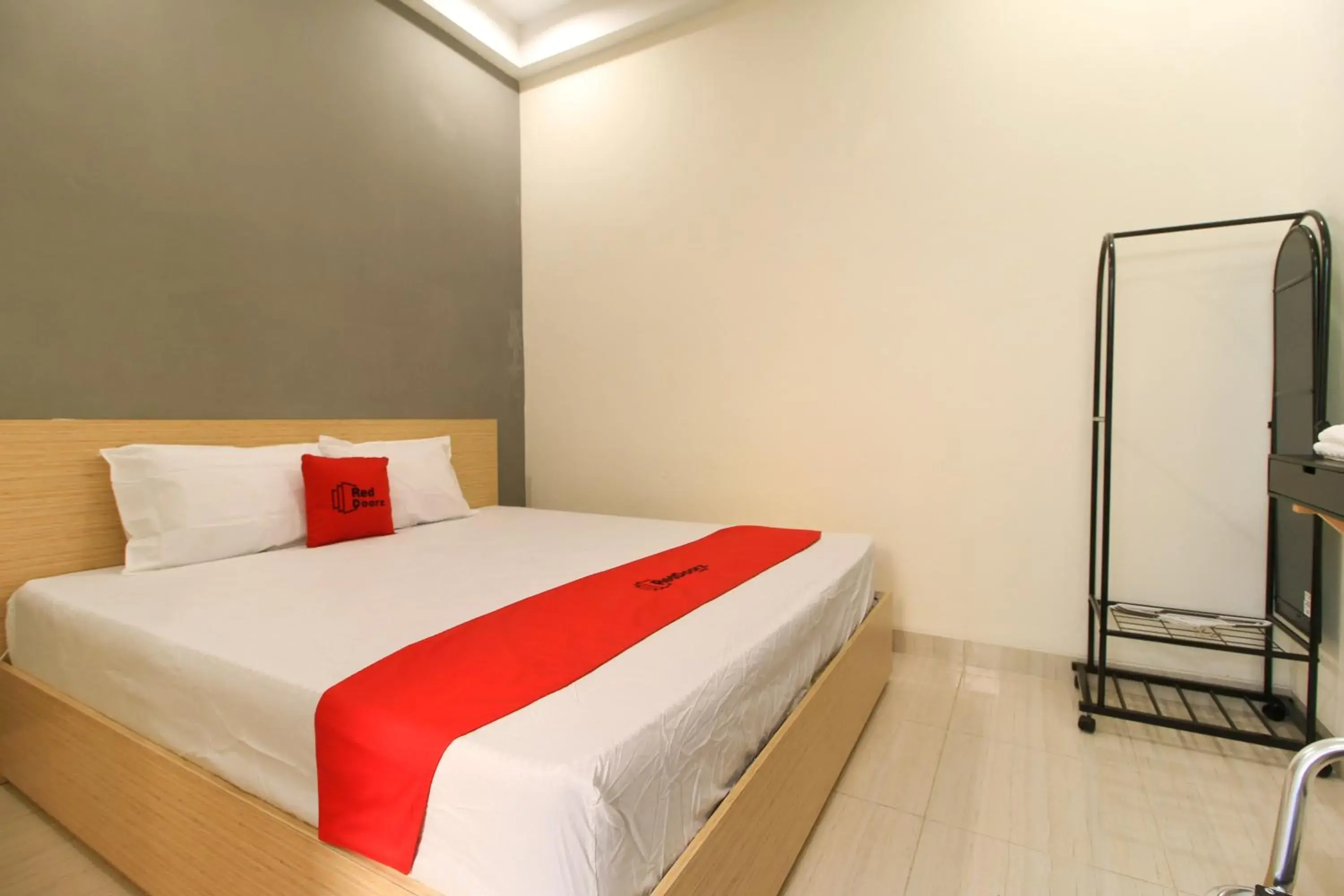 Double Room in RedDoorz at Hotel Putra Perdana Klaten Double Room in RedDoorz at Hotel Putra Perdana Klaten
