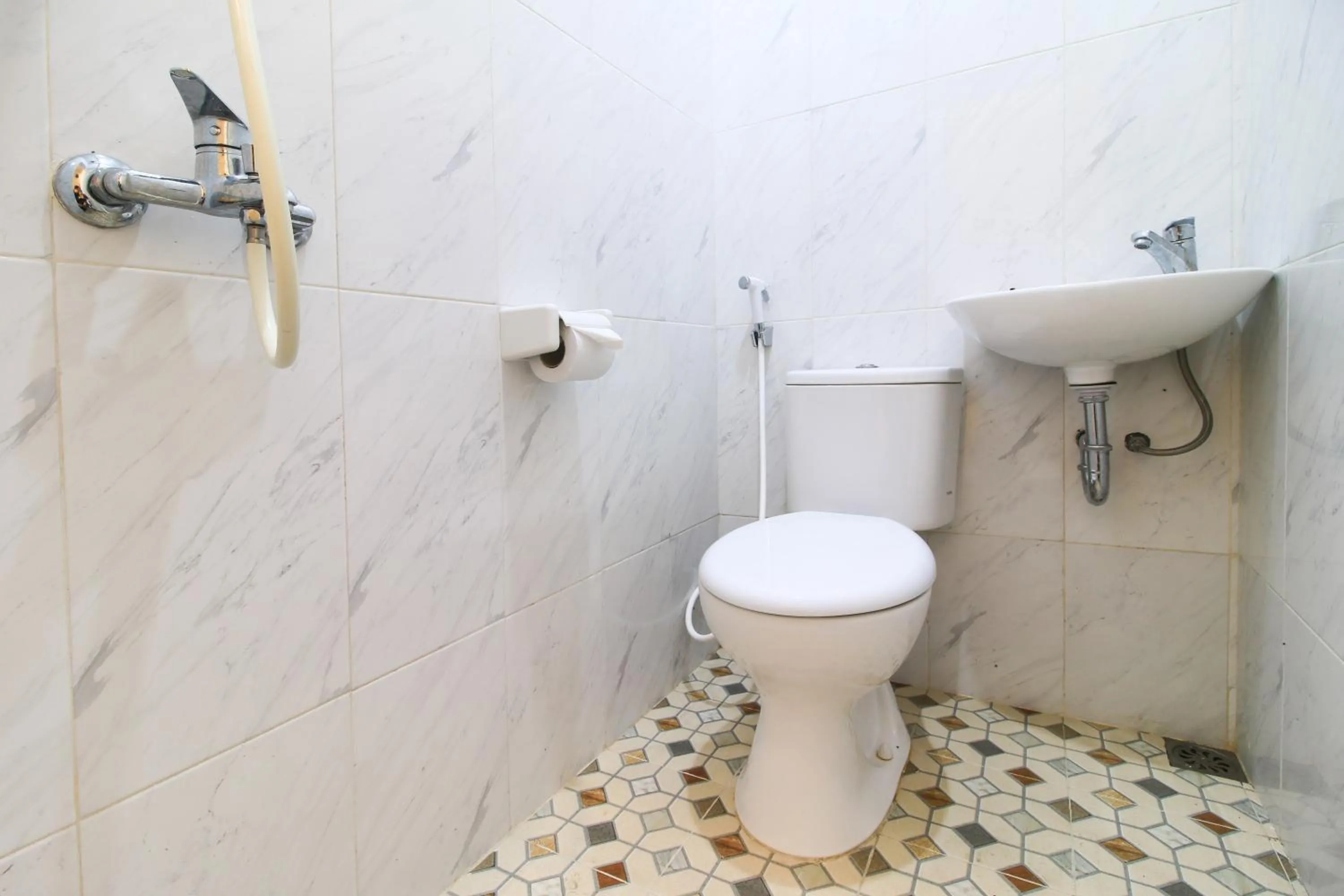 Bathroom in RedDoorz at Hotel Putra Perdana Klaten