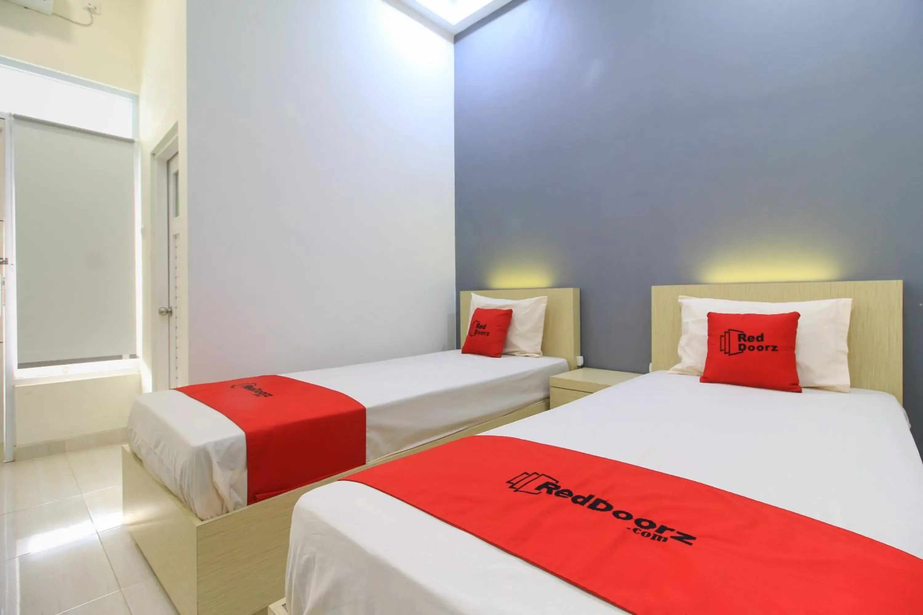 Twin Room in RedDoorz at Hotel Putra Perdana Klaten Twin Room in RedDoorz at Hotel Putra Perdana Klaten