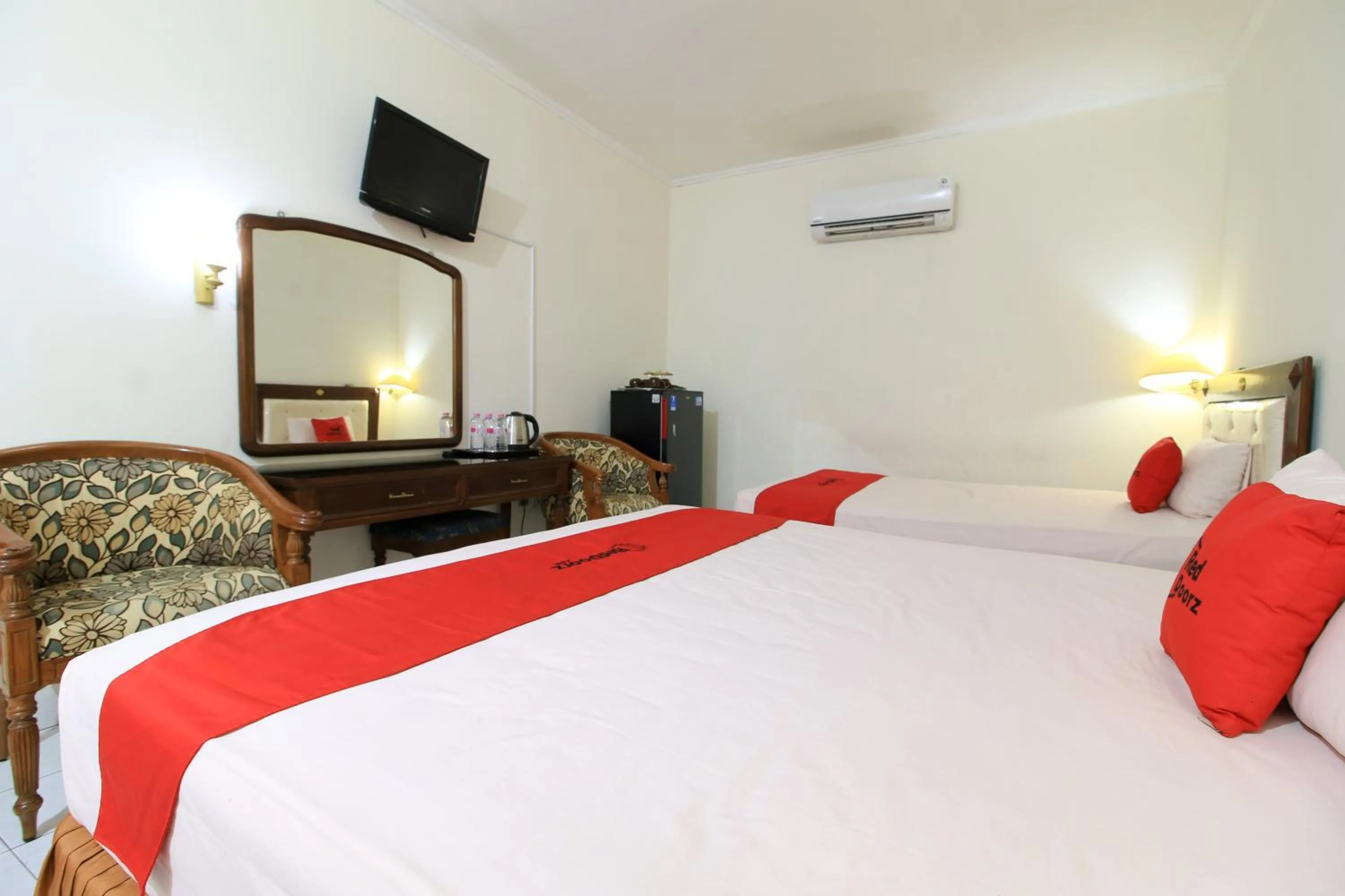 Bedroom, Bed in RedDoorz at Hotel Putra Perdana Klaten