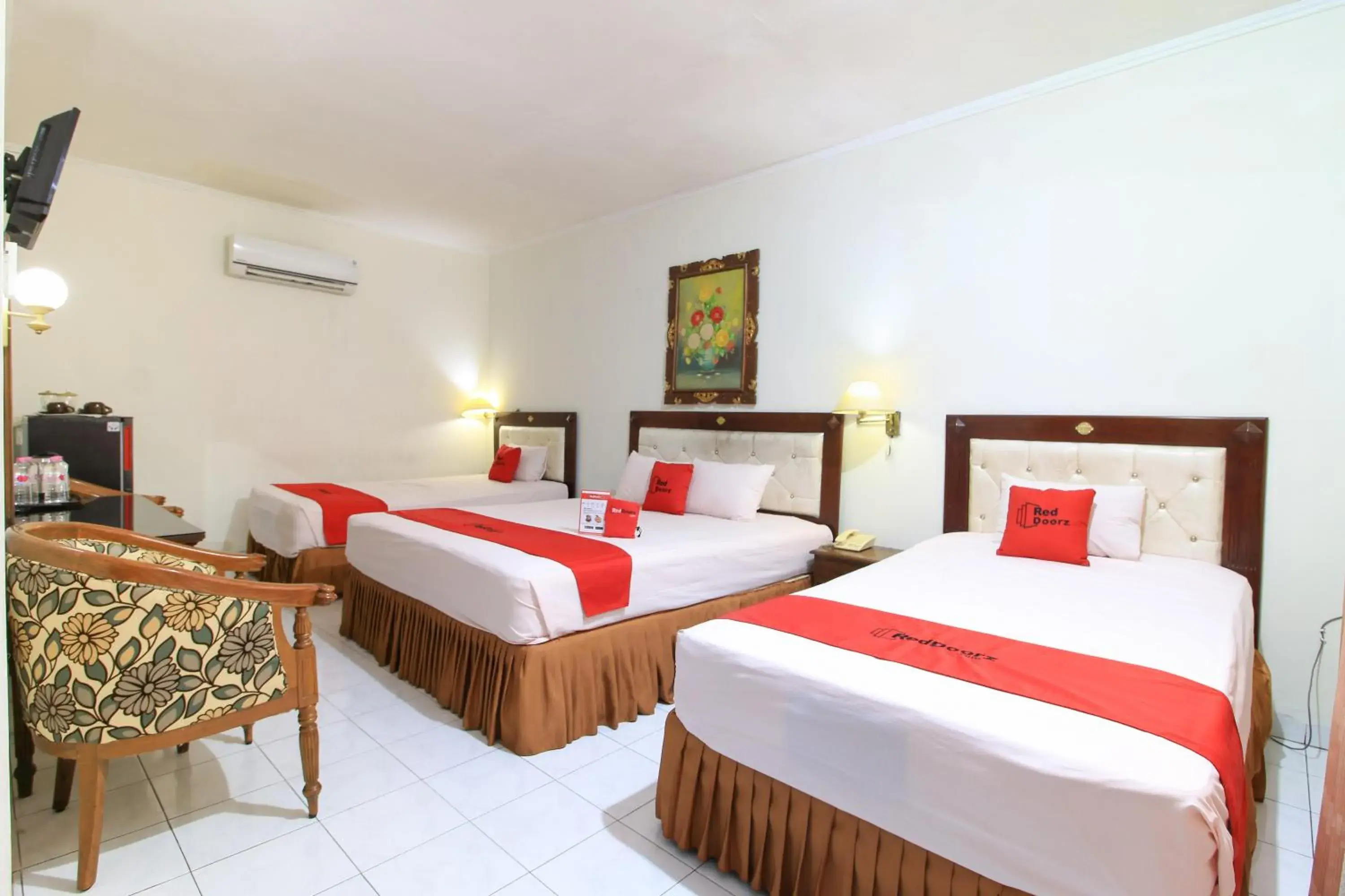 Family Room in RedDoorz at Hotel Putra Perdana Klaten Family Room in RedDoorz at Hotel Putra Perdana Klaten