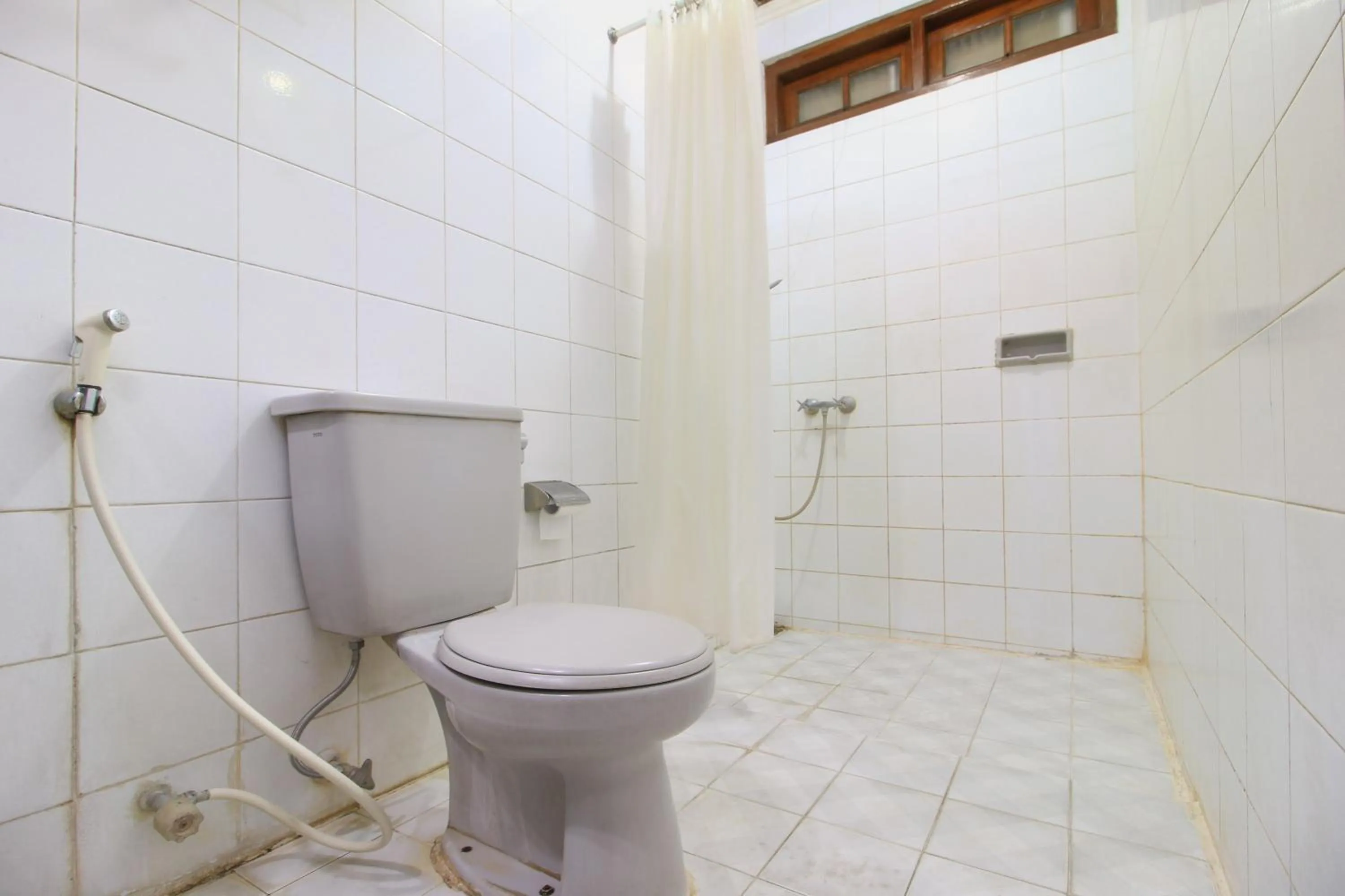 Bathroom in RedDoorz at Hotel Putra Perdana Klaten