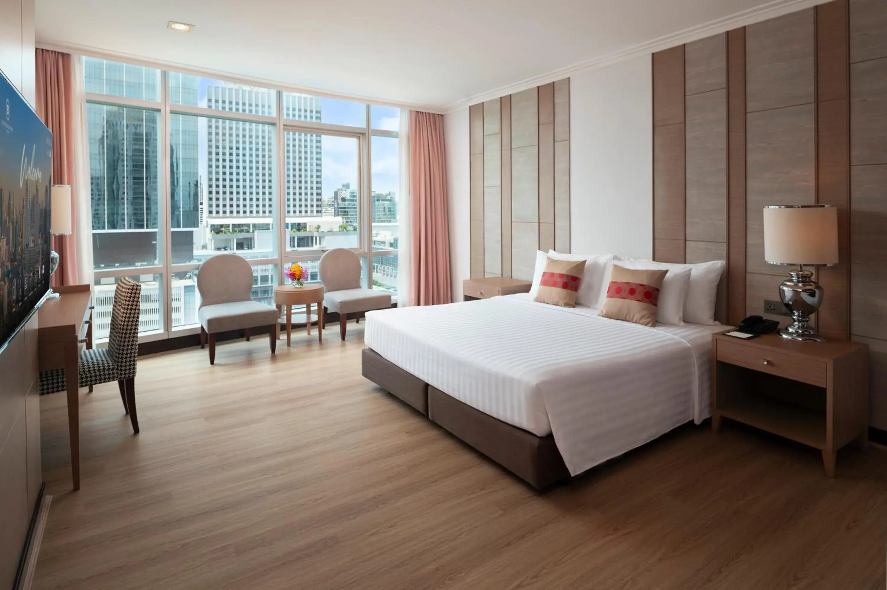 View (from property/room), Bed in The Berkeley Hotel Pratunam View (from property/room), Bed in The Berkeley Hotel Pratunam