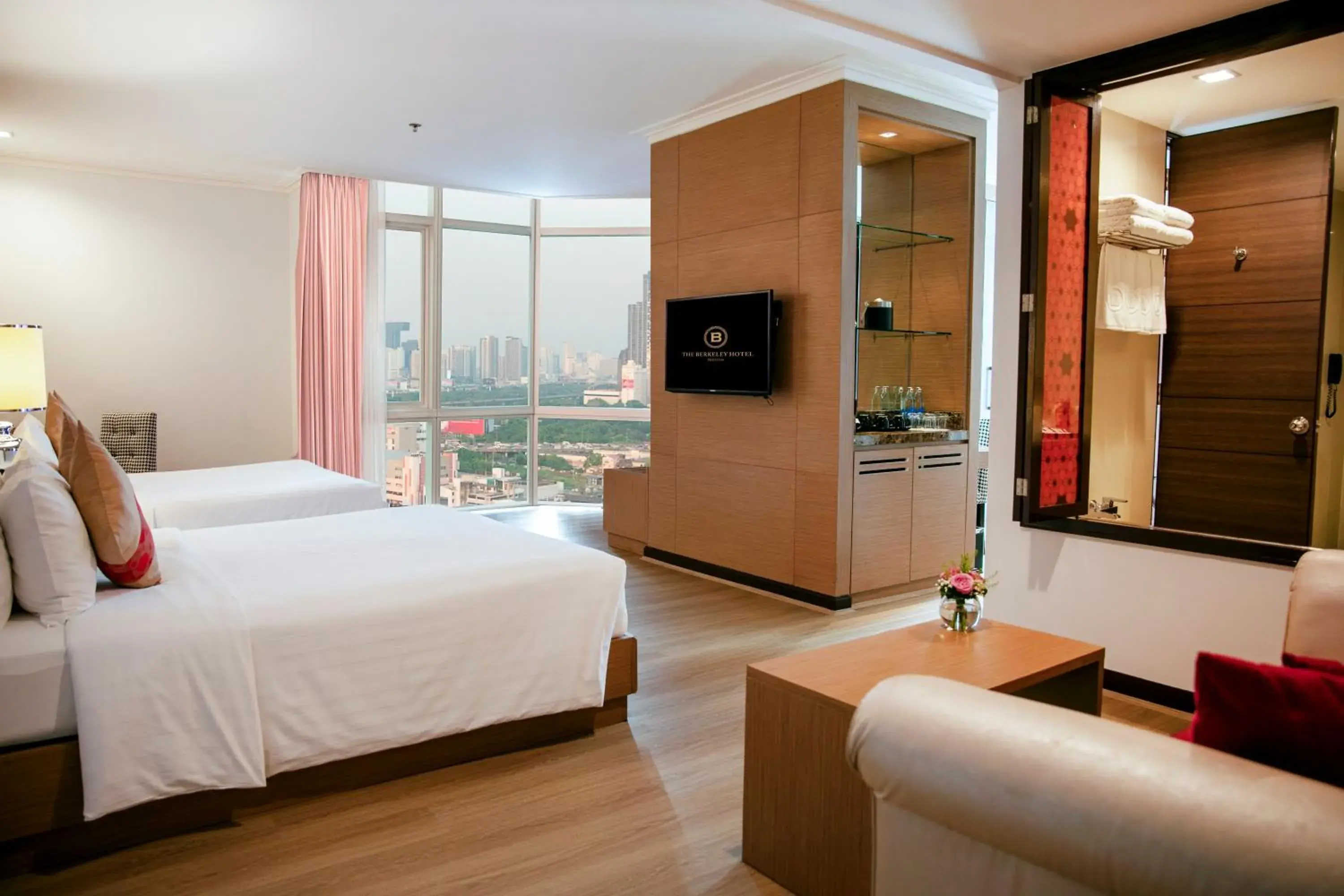 View (from property/room), Bed in The Berkeley Hotel Pratunam View (from property/room), Bed in The Berkeley Hotel Pratunam