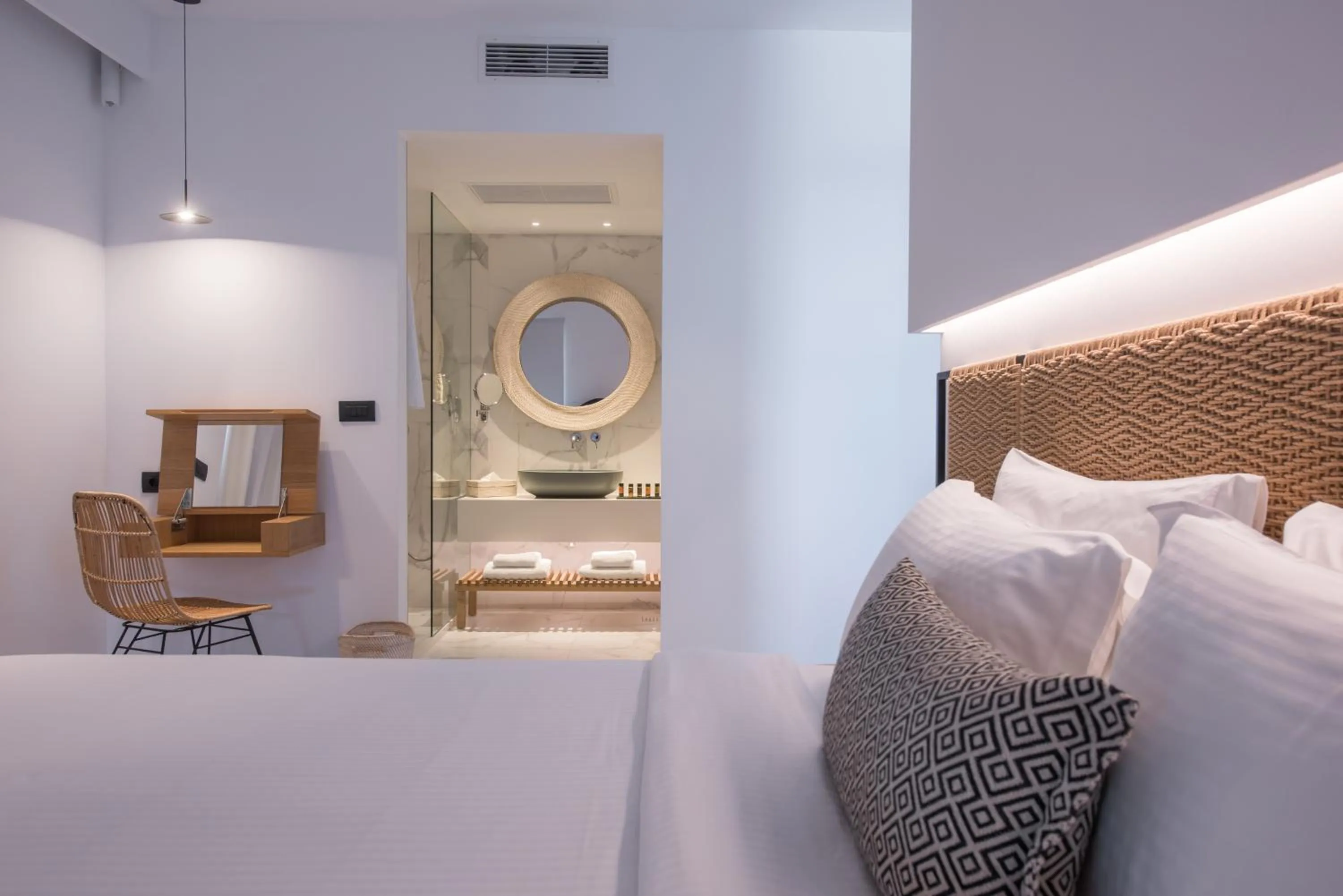 Bedroom, Bed in Enorme Ammos Beach