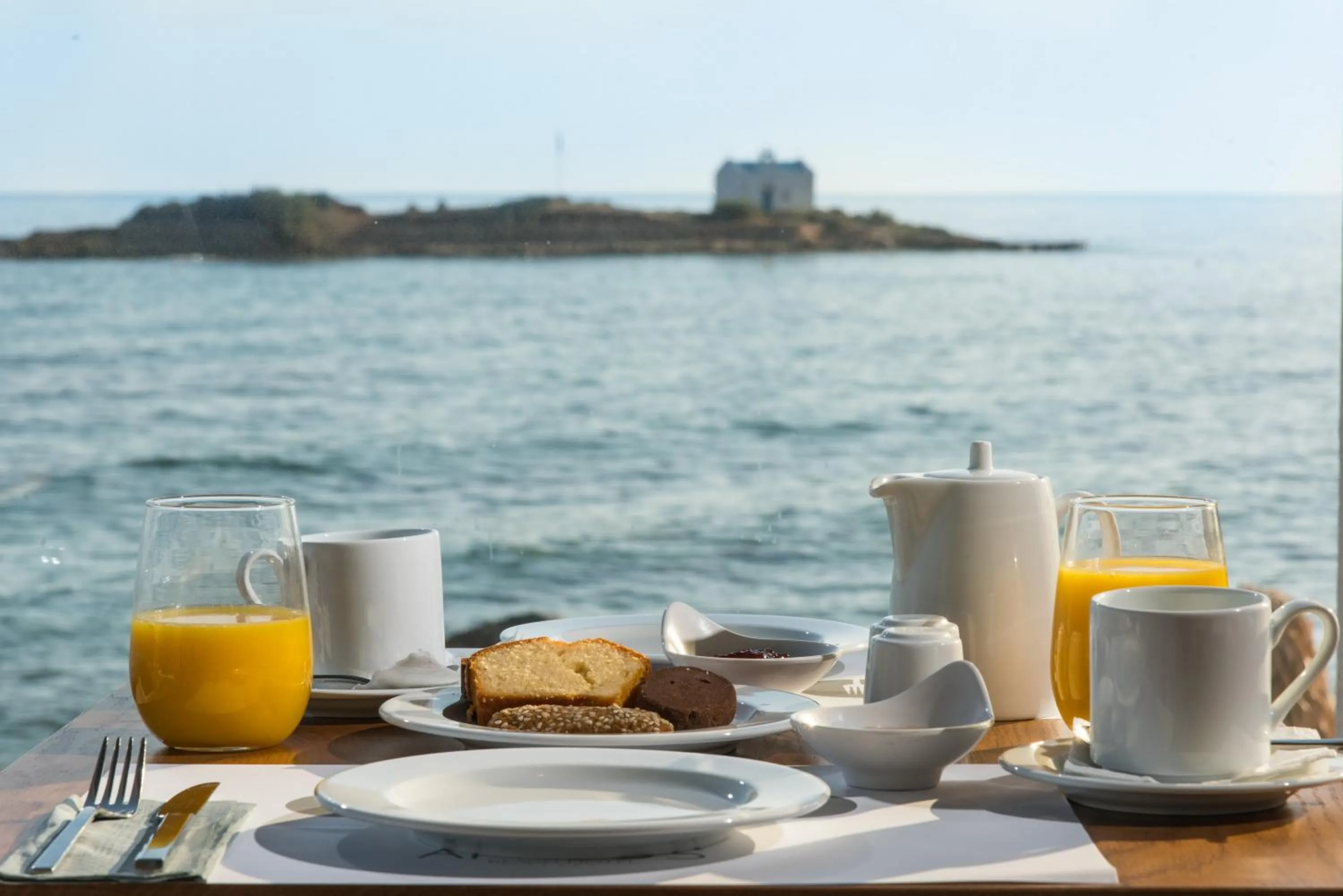 Food and drinks in Enorme Ammos Beach