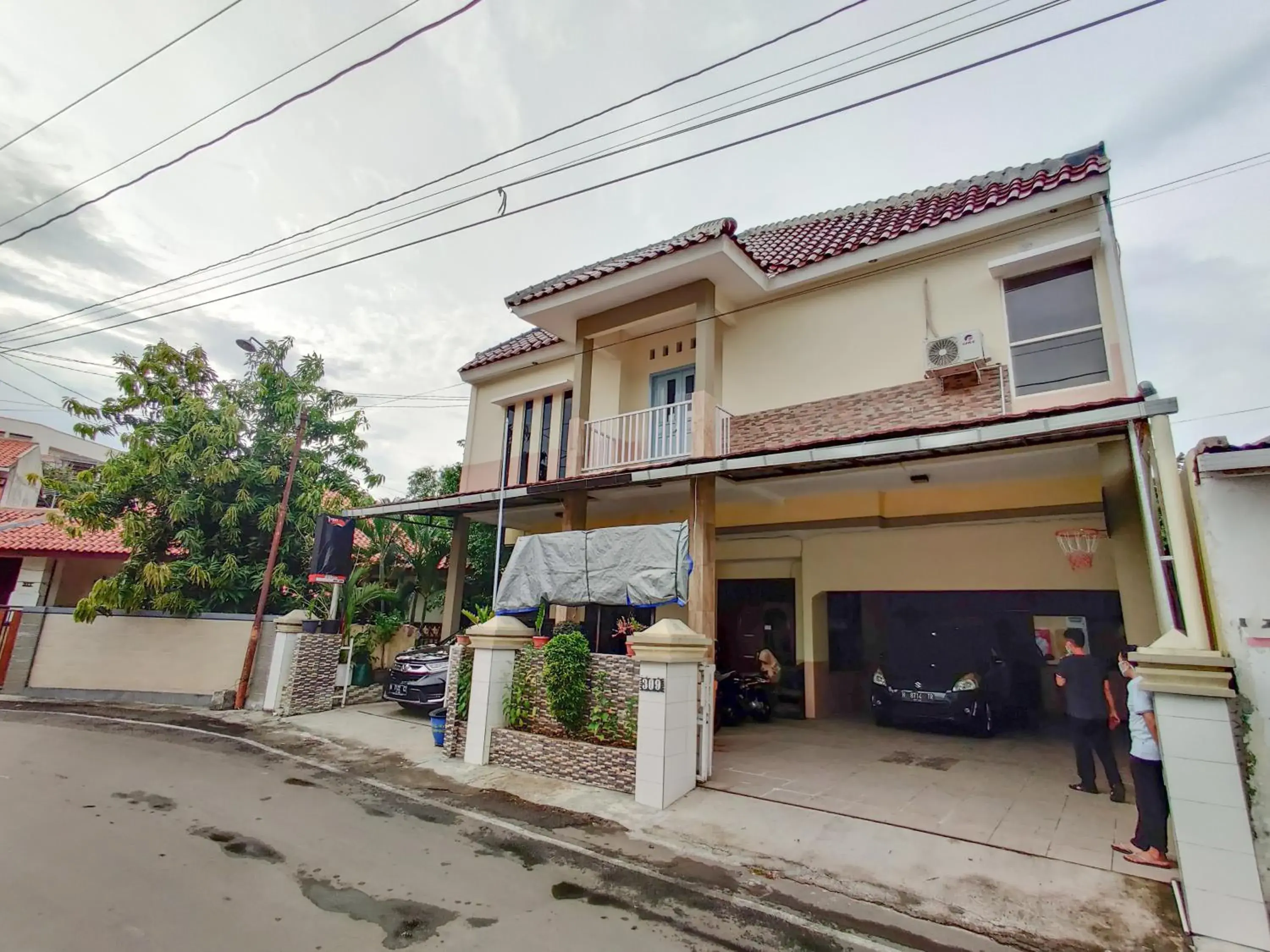 Facade/entrance in Ayuning Guest House Syariah Semarang Mitra RedDoorz Facade/entrance in Ayuning Guest House Syariah Semarang Mitra RedDoorz