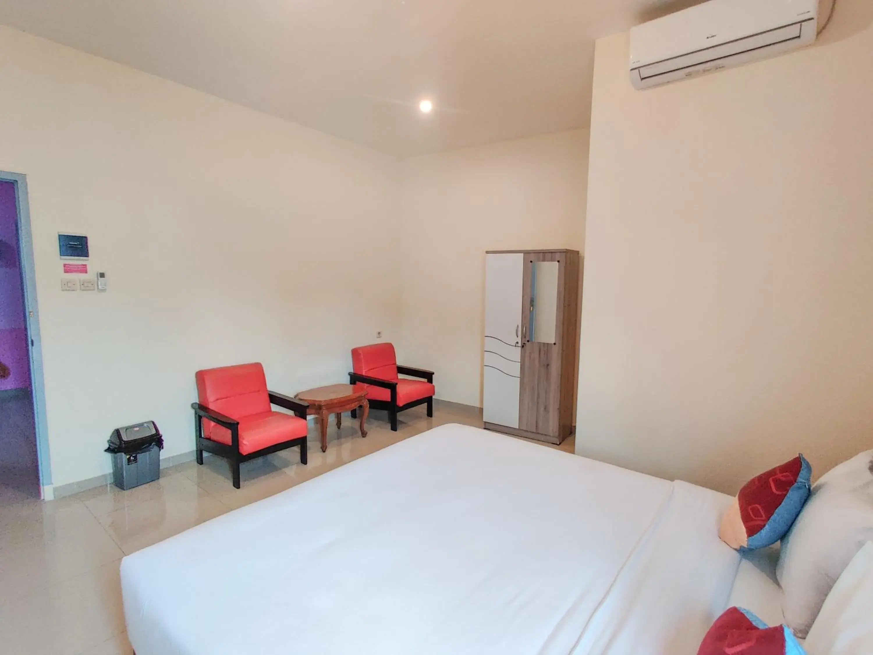 Bed in Ayuning Guest House Syariah Semarang Mitra RedDoorz Bed in Ayuning Guest House Syariah Semarang Mitra RedDoorz