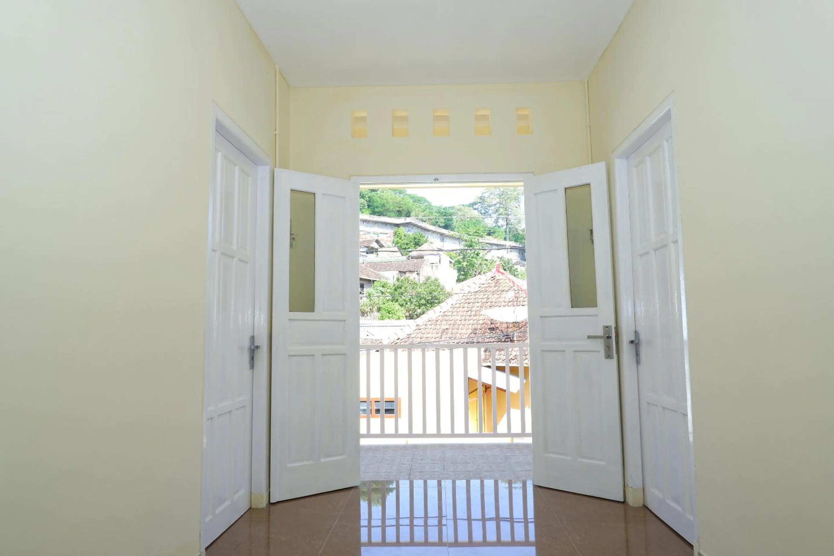 Balcony/Terrace in Ayuning Guest House Syariah Semarang Mitra RedDoorz