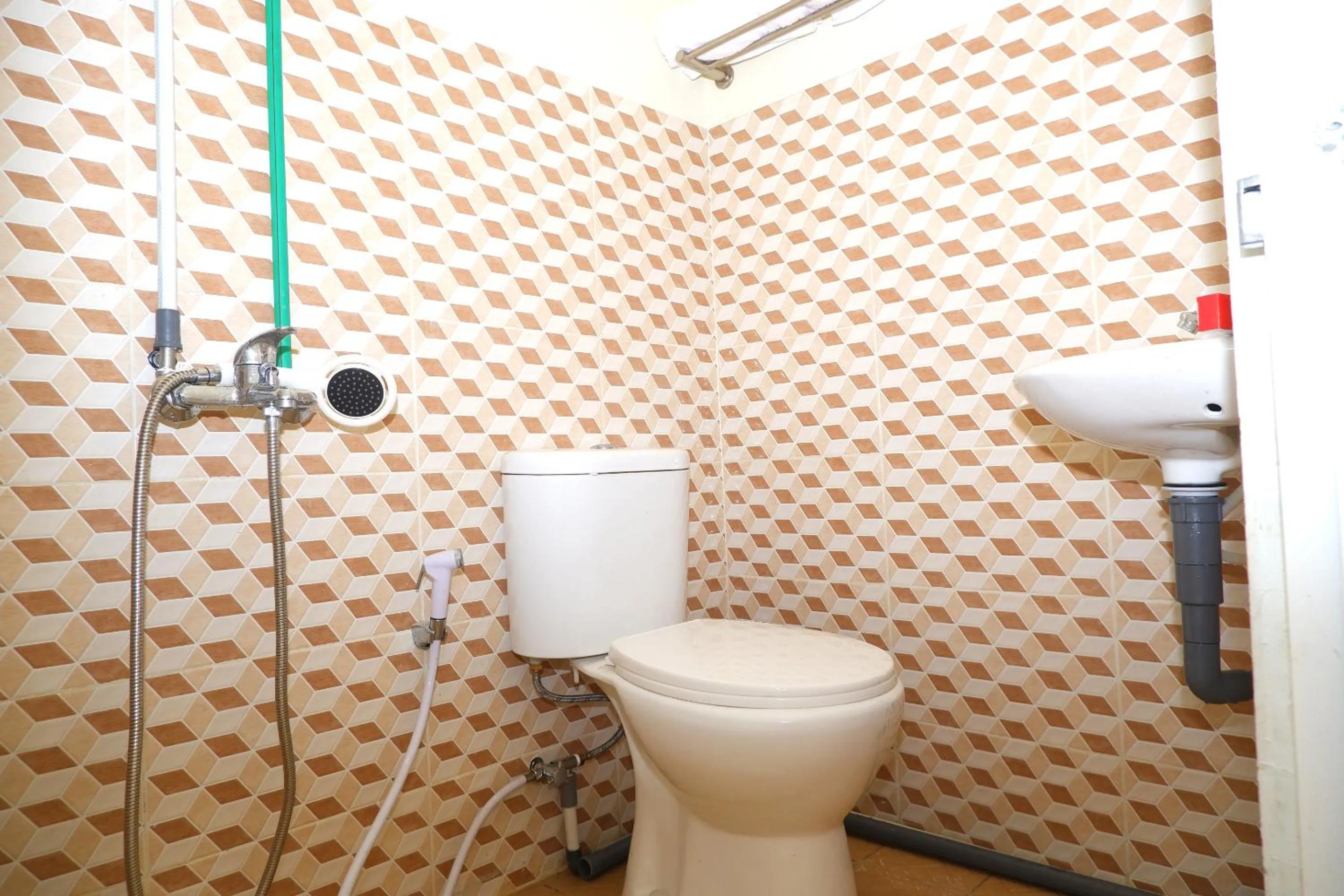 Shower in Ayuning Guest House Syariah Semarang Mitra RedDoorz