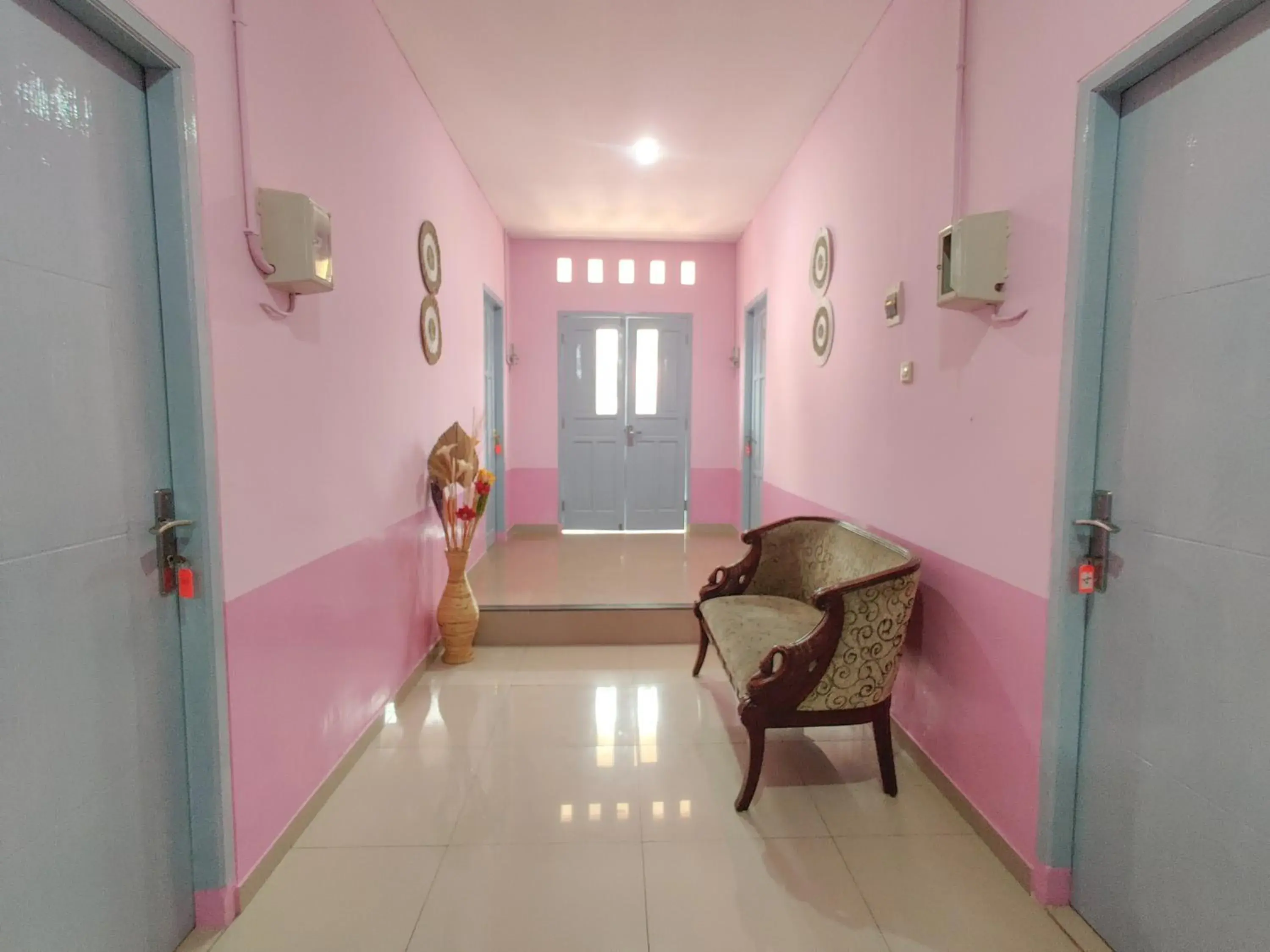 Living room in Ayuning Guest House Syariah Semarang Mitra RedDoorz Living room in Ayuning Guest House Syariah Semarang Mitra RedDoorz